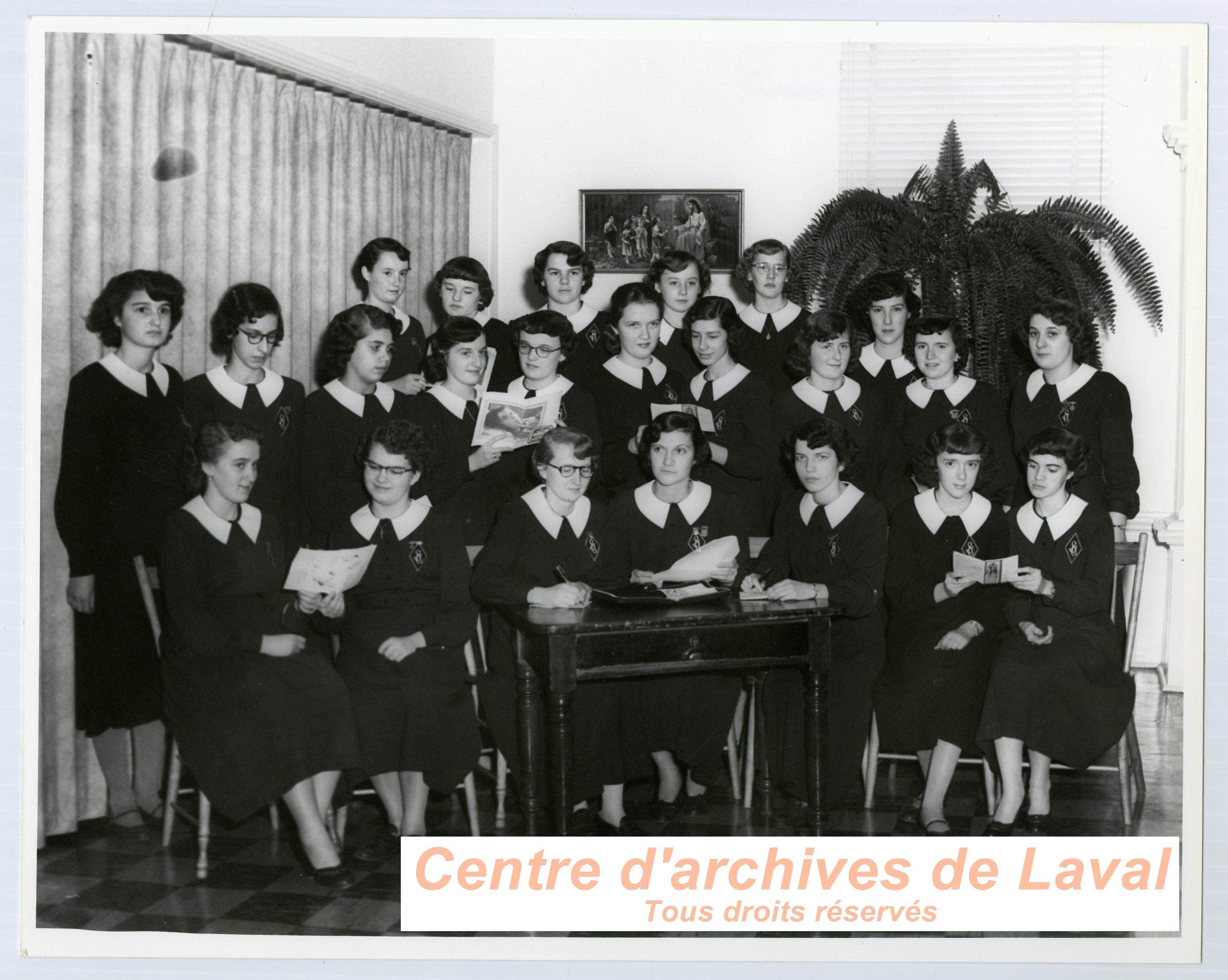 Groupe de jeunes femmes portant un uniforme d'cole lors des clbrations du 100e anniversaire du couvent d'Youville (1854-1954)  Saint-Benot en 1954.