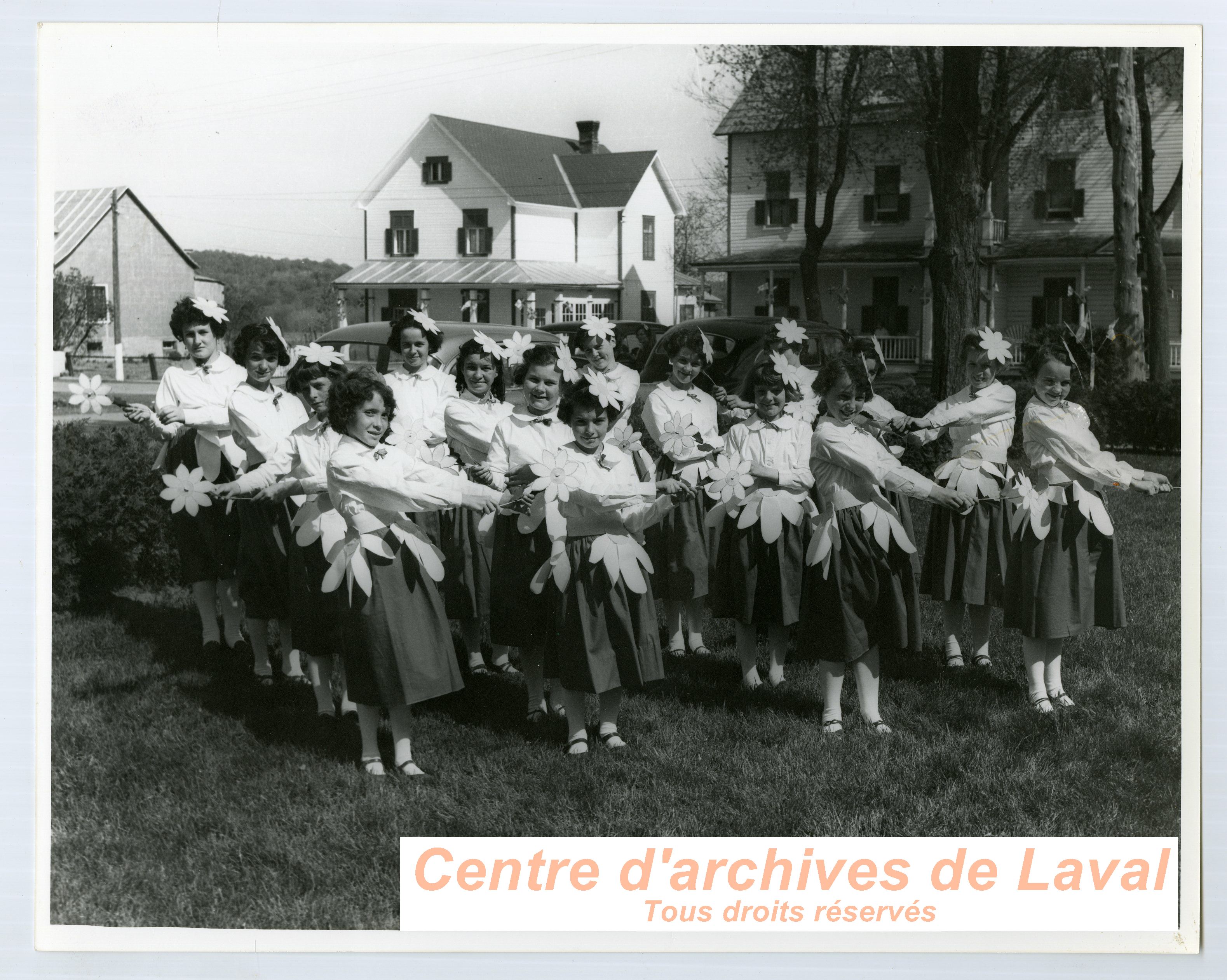 Groupe de jeunes filles en costume de fleurs lors des clbrations du 100e anniversaire du couvent d'Youville (1854-1954)  Saint-Benot en 1954.