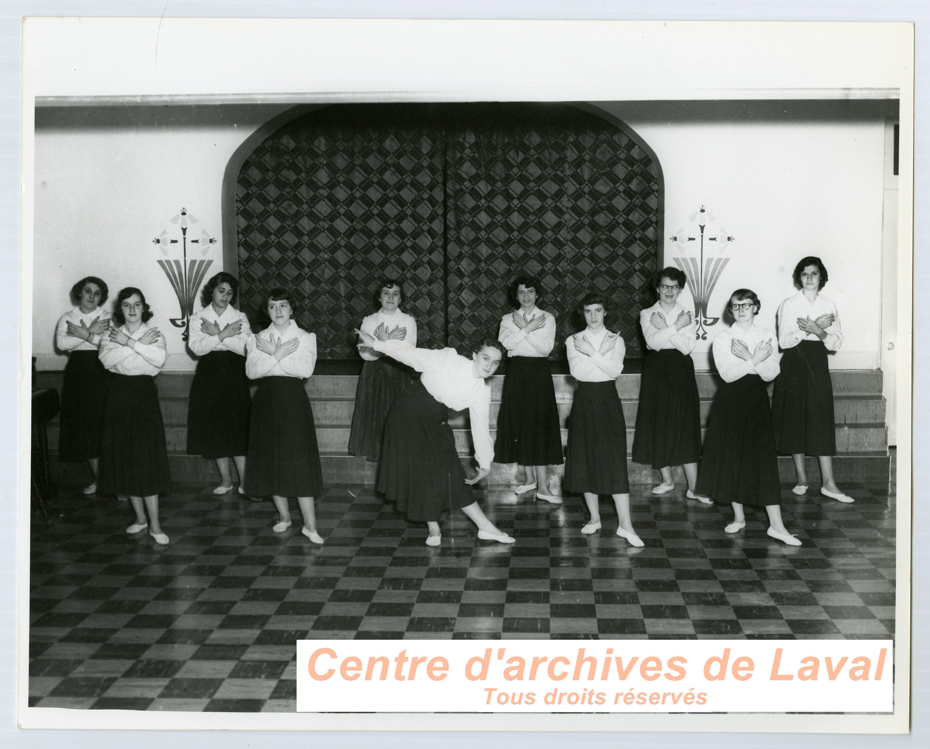 Groupe de jeunes femmes dansant lors des clbrations du 100e anniversaire du couvent d'Youville (1854-1954)  Saint-Benot en 1954.