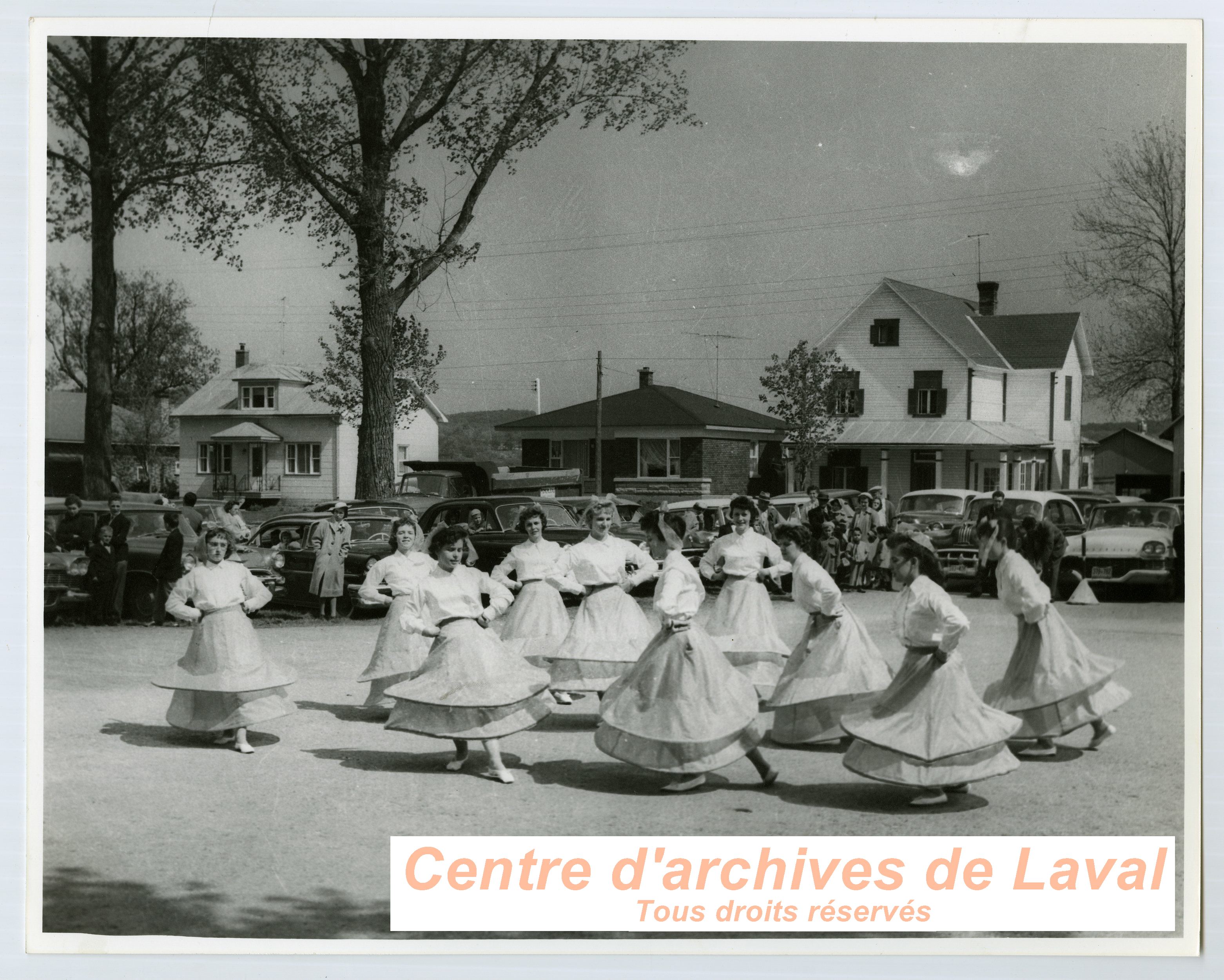 Groupe de jeunes femmes dansant lors des clbrations du 100e anniversaire du couvent d'Youville (1854-1954)  Saint-Benot en 1954.