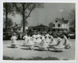 Groupe de jeunes femmes dansant lors des clbrations du 100e anniversaire du couvent d'Youville (1854-1954)  Saint-Benot en 1954.