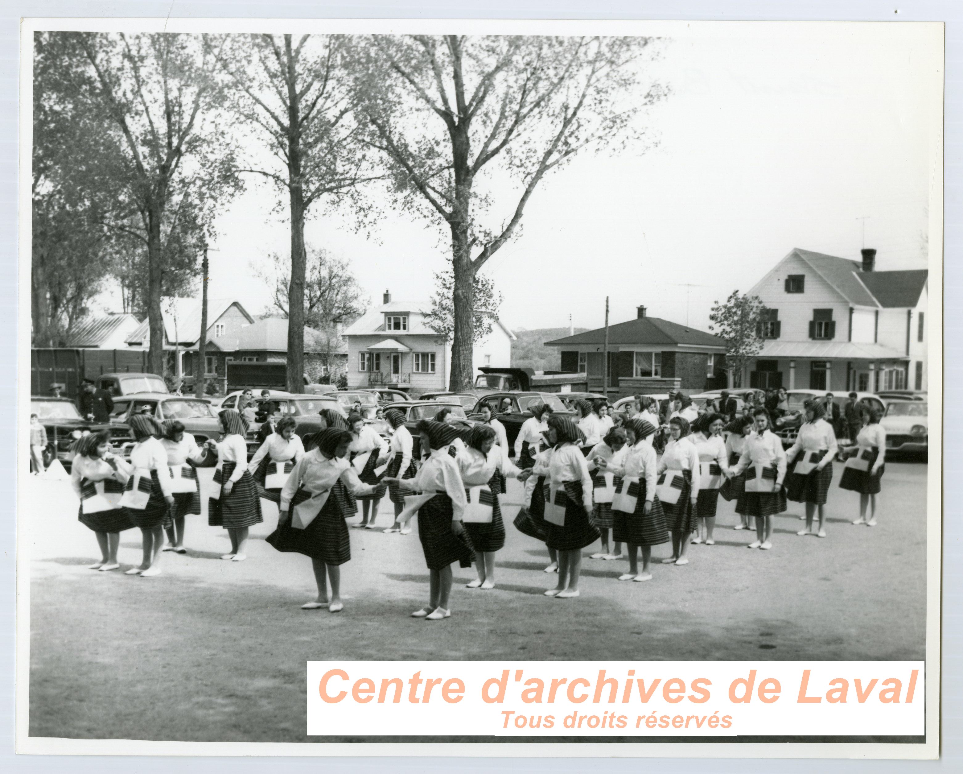 Groupe de jeunes femmes dansant lors des clbrations du 100e anniversaire du couvent d'Youville (1854-1954)  Saint-Benot en 1954.