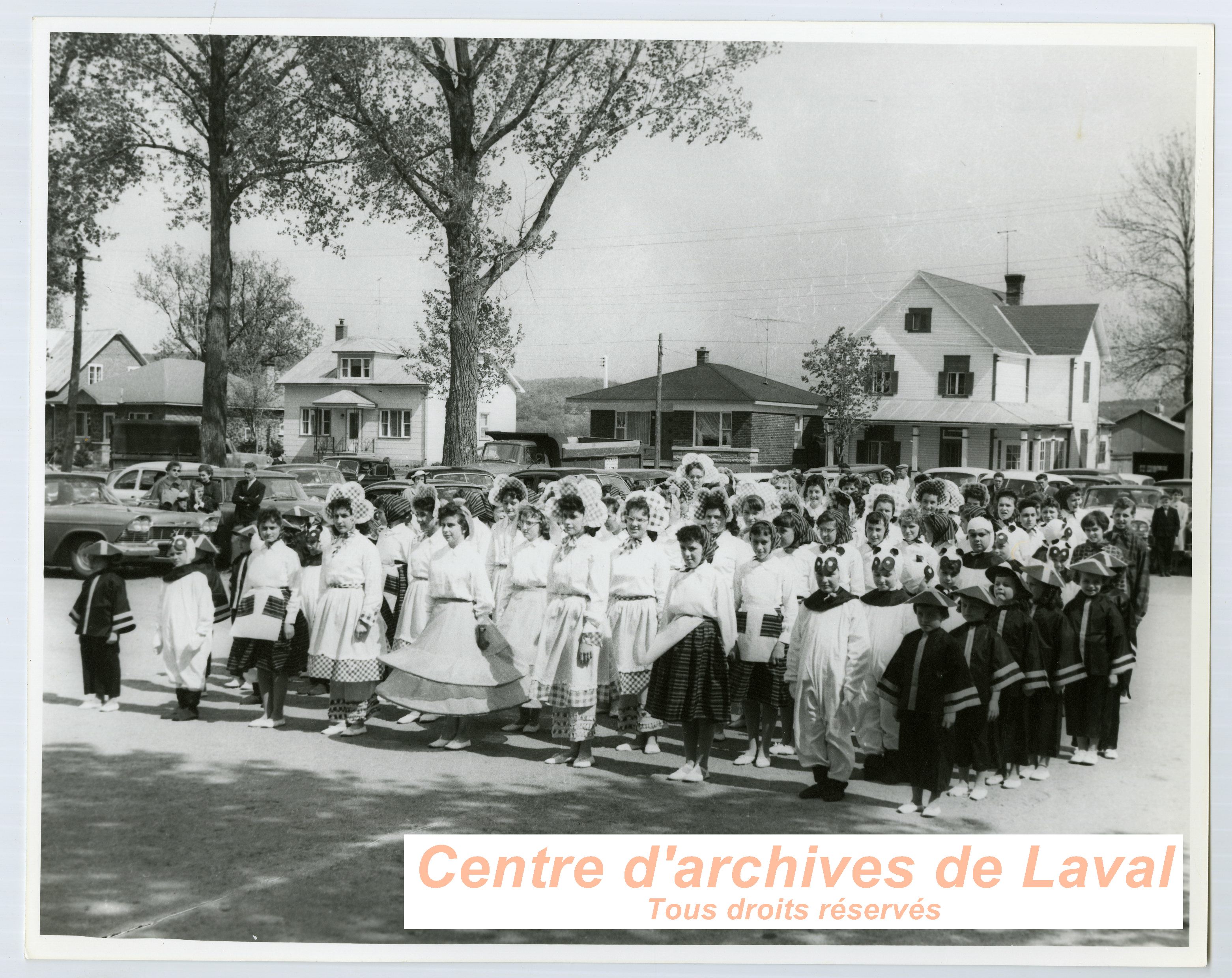 Groupe de jeunes personnes en costume lors des clbrations du 100e anniversaire du couvent d'Youville (1854-1954)  Saint-Benot en 1954.