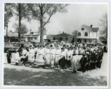 Groupe de jeunes personnes en costume lors des clbrations du 100e anniversaire du couvent d'Youville (1854-1954)  Saint-Benot en 1954.
