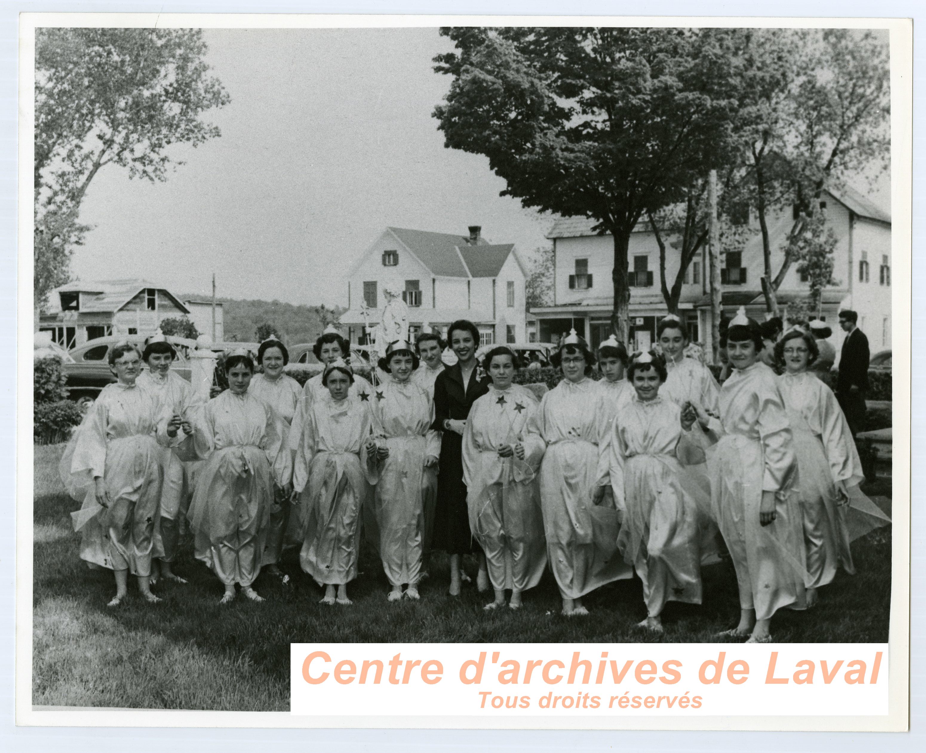 Groupe de jeunes personnes en costume lors des clbrations du 100e anniversaire du couvent d'Youville (1854-1954)  Saint-Benot en 1954.