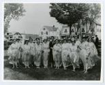 Groupe de jeunes personnes en costume lors des clbrations du 100e anniversaire du couvent d'Youville (1854-1954)  Saint-Benot en 1954.