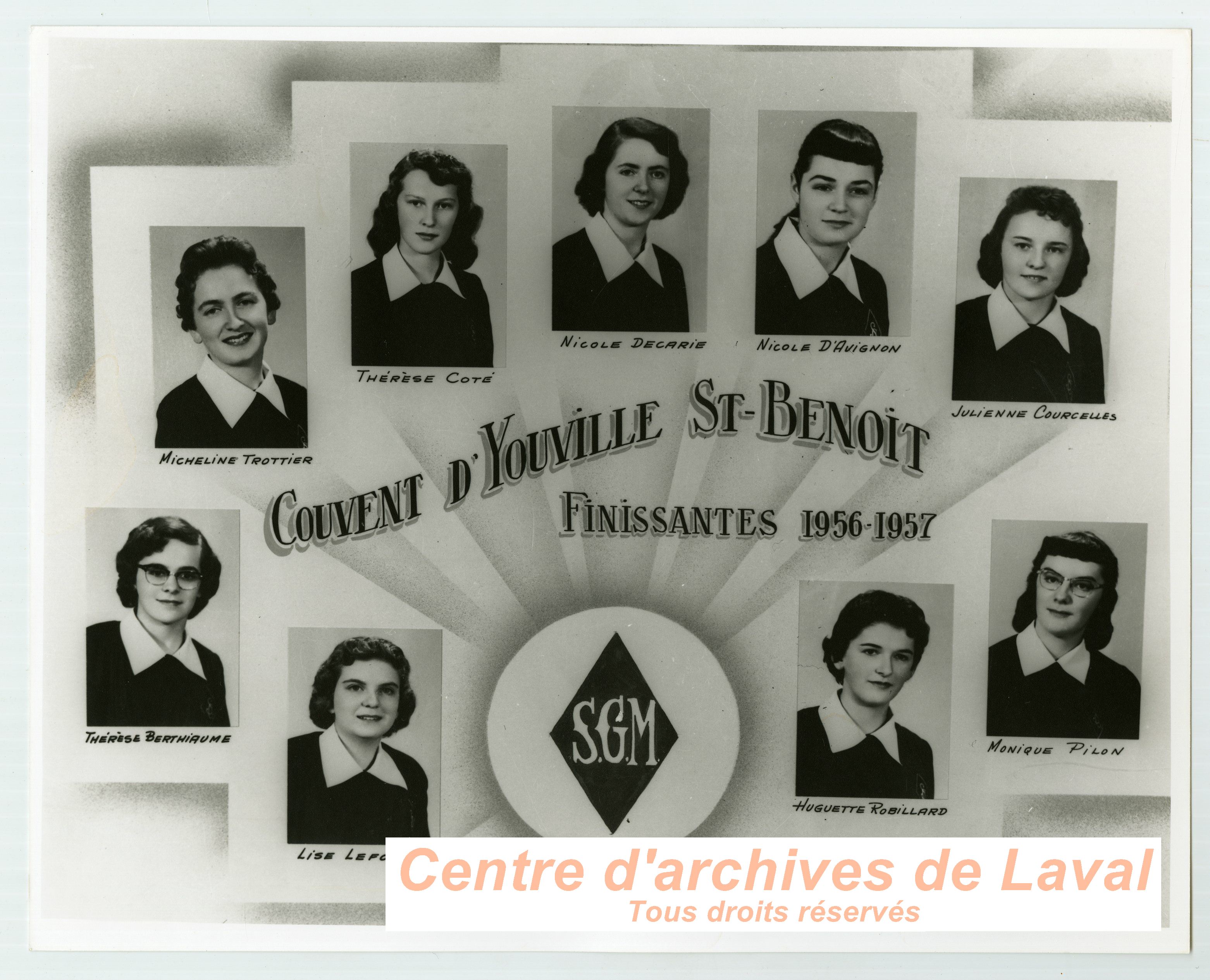 Mosaque photographique des finissantes du couvent d'Youville  Saint-Benoit pour l'anne 1956-1957.