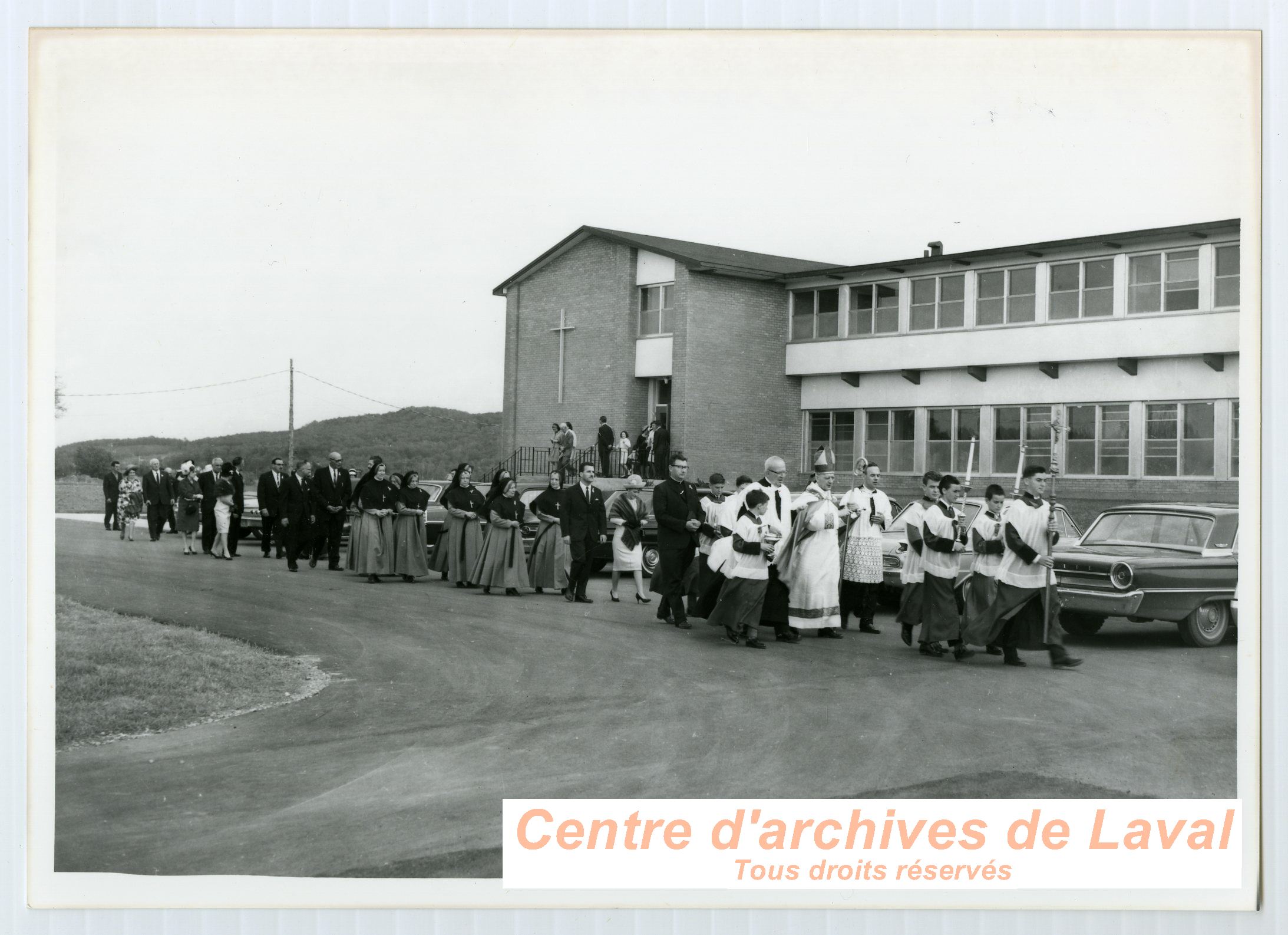 Procession religieuse lors de la bndiction de l'cole Girouard  Saint-Benot le 17 mai 1963.