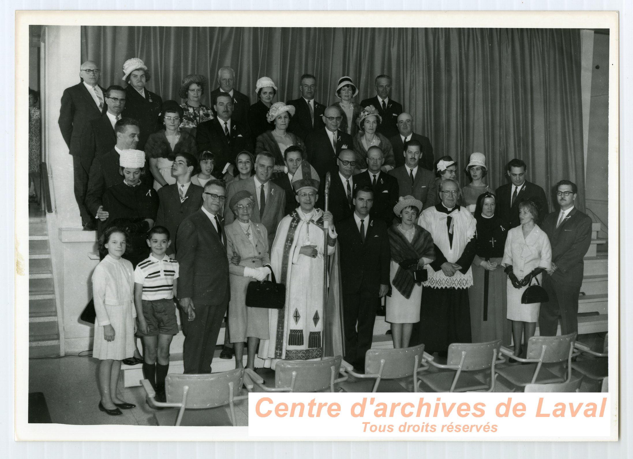 Rsidents du village lors de la bndiction de l'cole Girouard  Saint-Benot le 17 mai 1963.