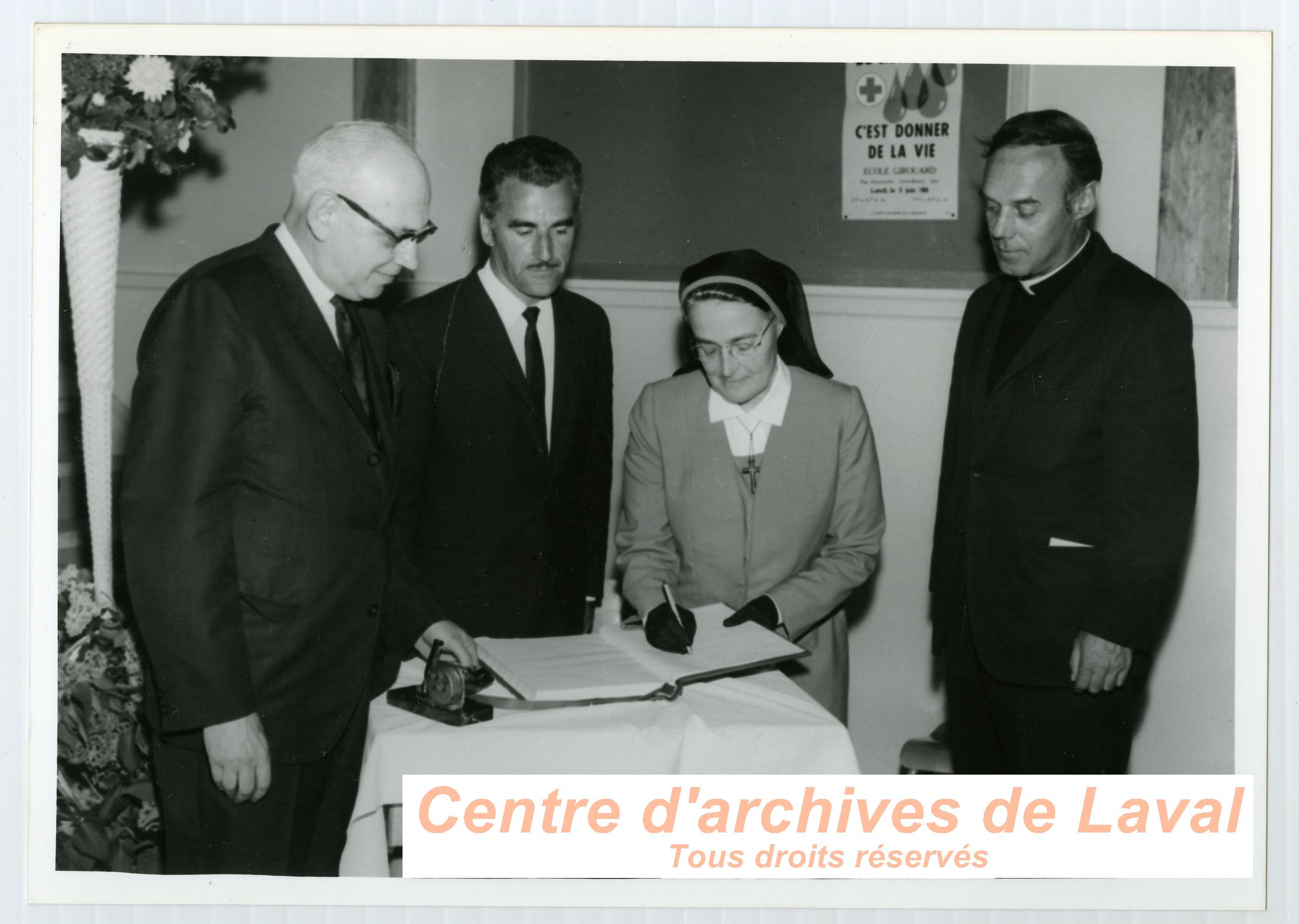 Clbrations en hommages  la Mre d'Youville  l'cole Grgoire de Saint-Benot en 1968.