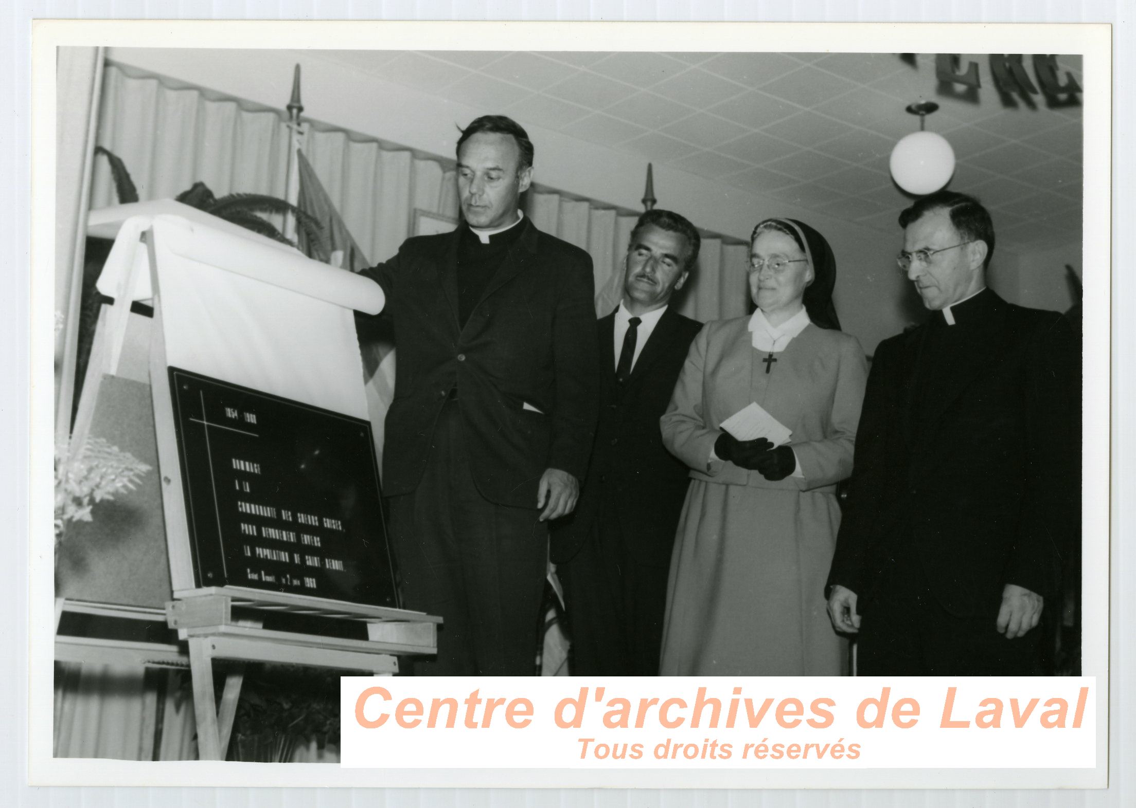 Dvoilement d'une plaque commmorative lors de clbrations en hommages  la Mre d'Youville  l'cole Grgoire de Saint-Benot en 1968.