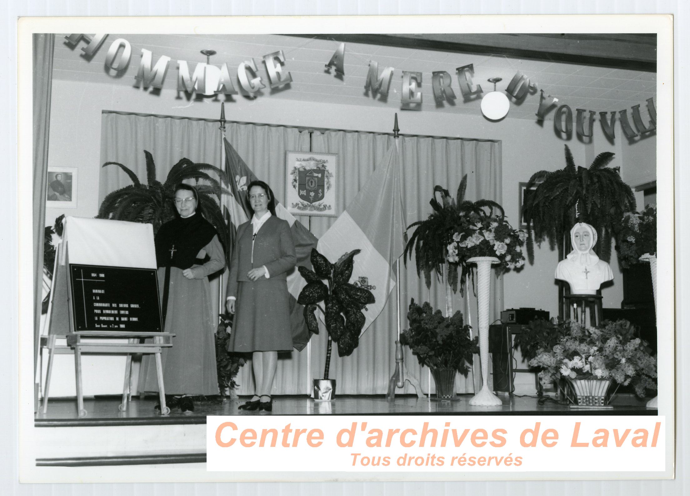 Dvoilement d'une plaque commmorative lors de clbrations en hommages  la Mre d'Youville  l'cole Grgoire de Saint-Benot en 1968.