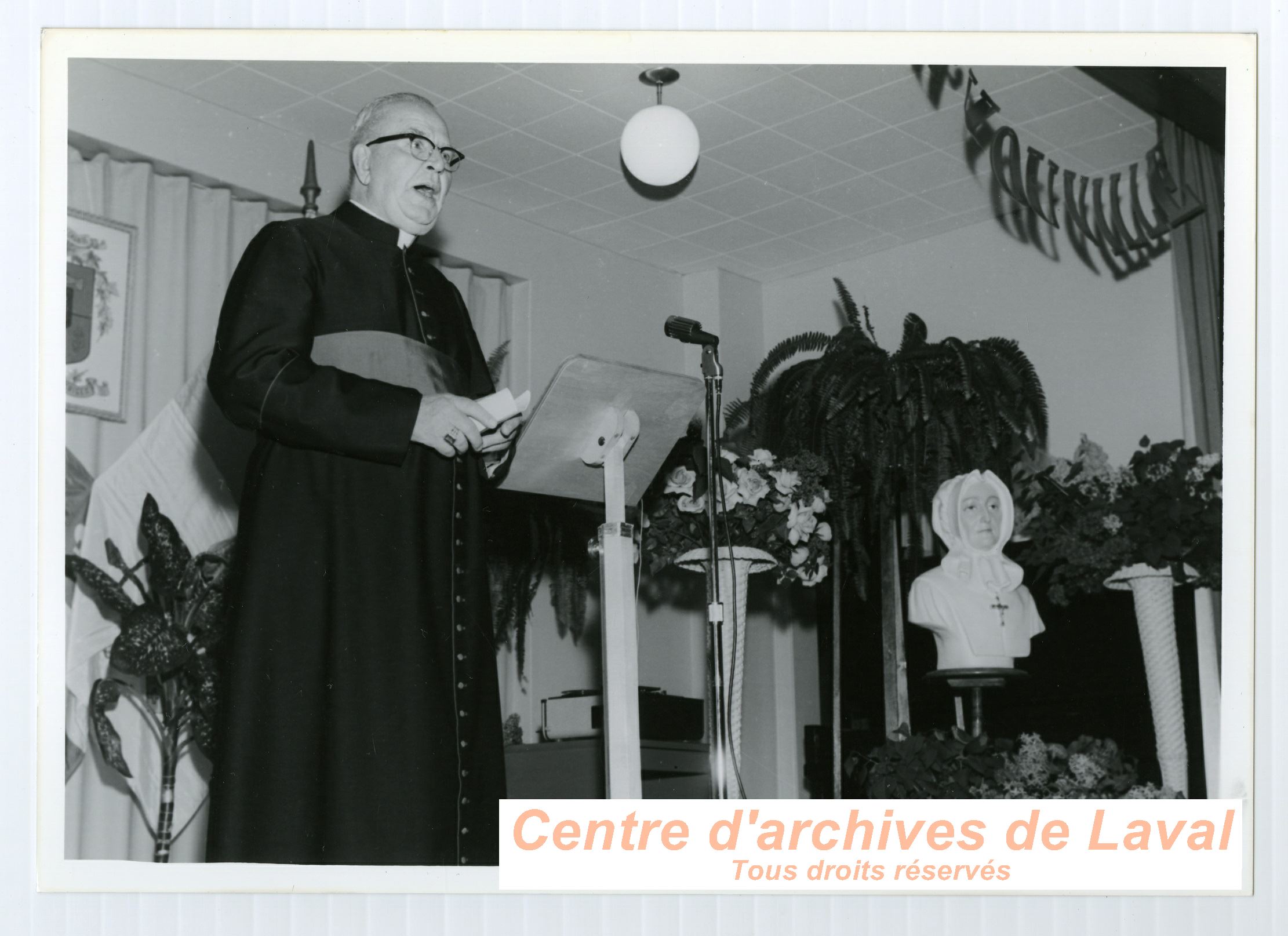 Le cur Ernest Vaillancourt donnant un discours lors de clbrations en l'honneur de la Mre d'Youville  Saint-Benot en 1968.