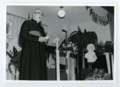 Le cur Ernest Vaillancourt donnant un discours lors de clbrations en l'honneur de la Mre d'Youville  Saint-Benot en 1968.