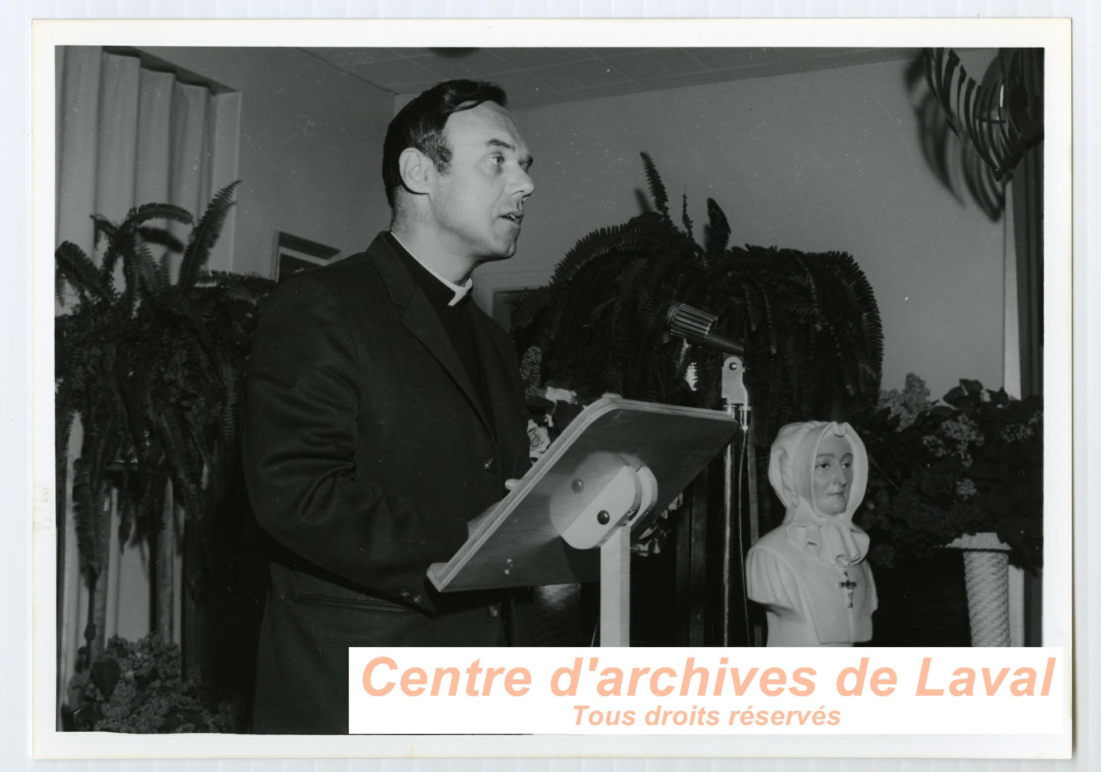 Un religieux donnant un discours lors de clbrations en l'honneur de la Mre d'Youville  Saint-Benot en 1968.