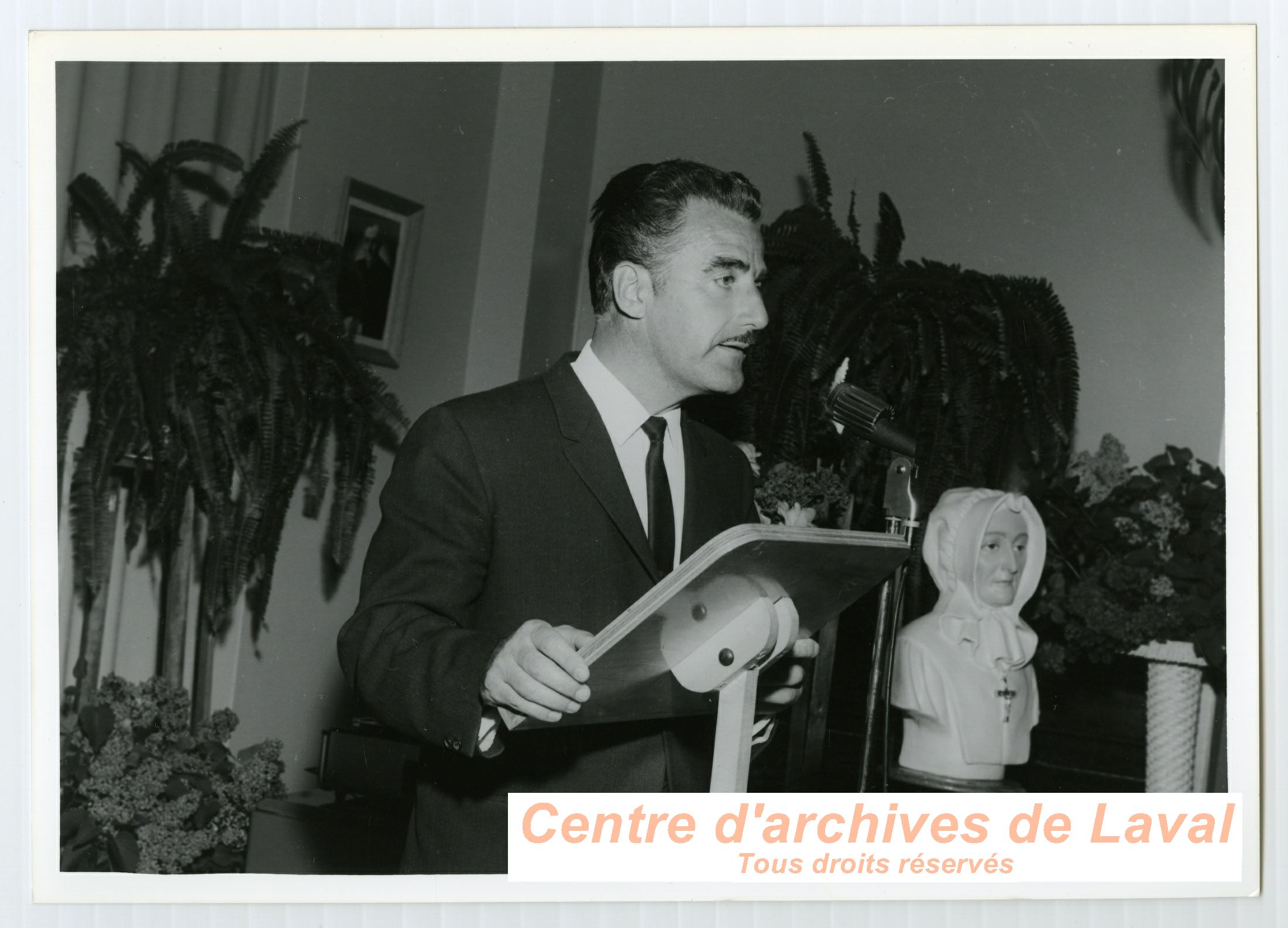 Dr. Augustin Roux donnant un discours lors de clbrations en l'honneur de la Mre d'Youville  Saint-Benot en 1968.