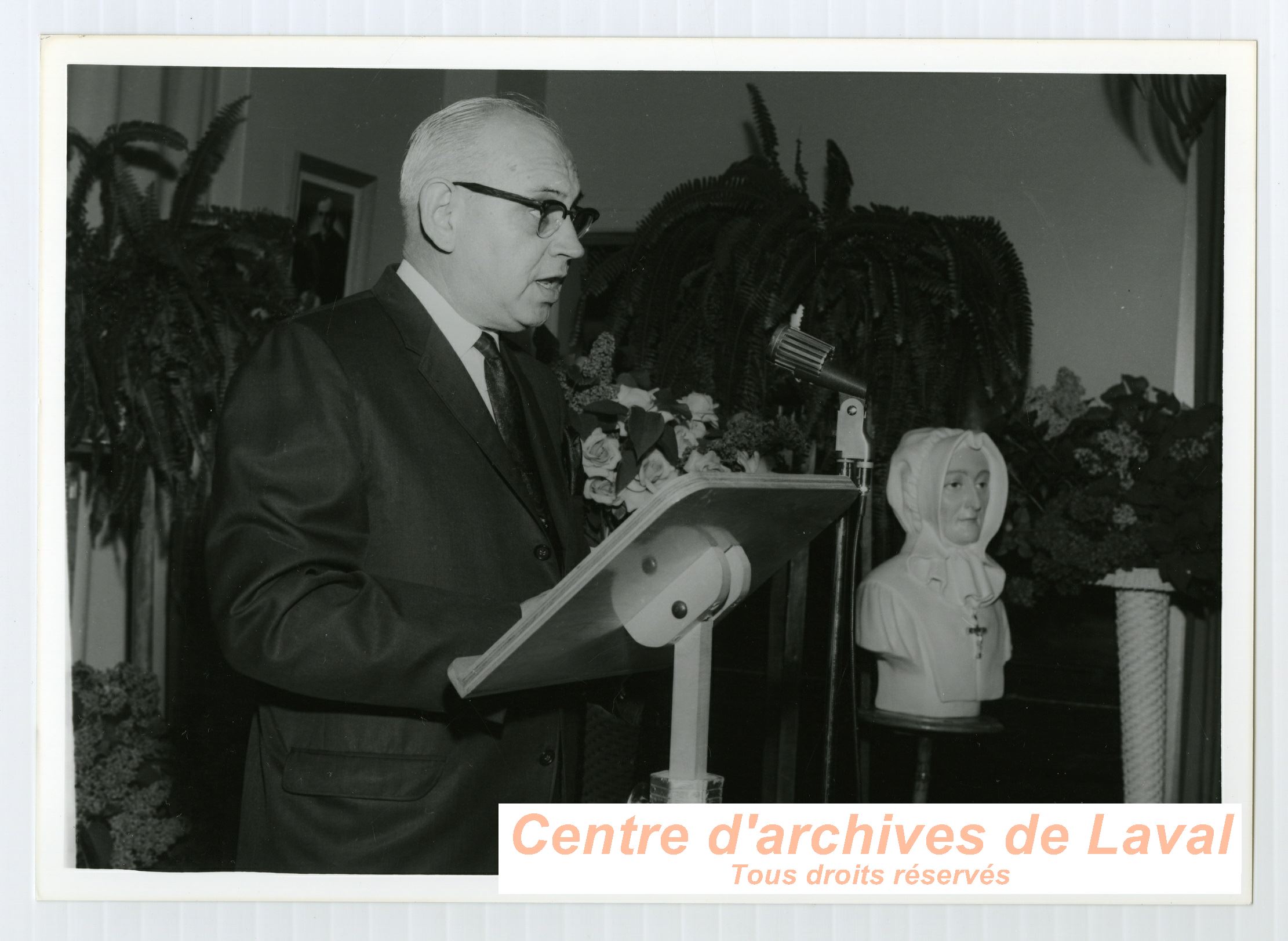 Laurent Brunet donnant un discours lors de clbrations en l'honneur de la Mre d'Youville  Saint-Benot en 1968.