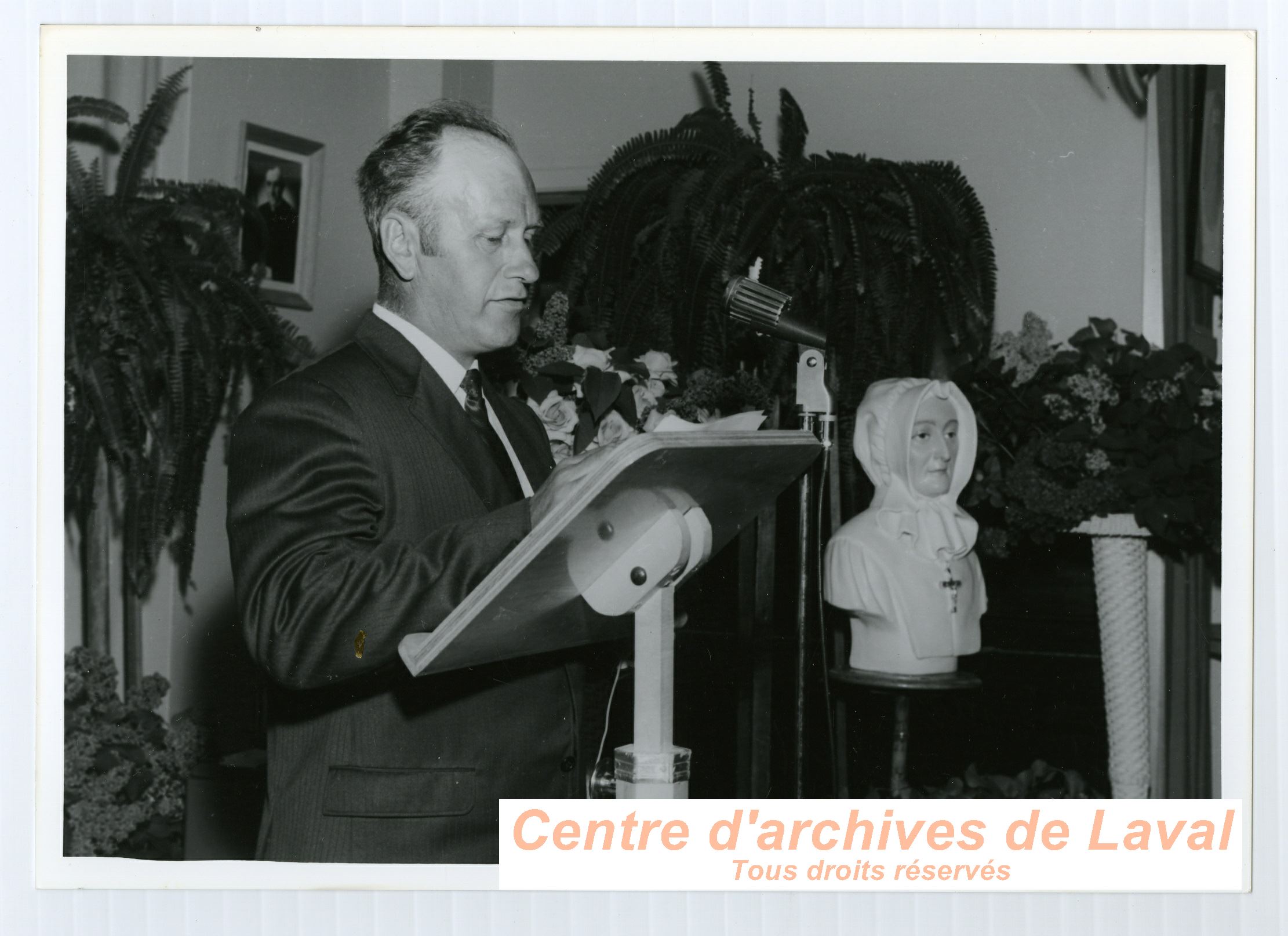 Un homme non identifi donnant un discours lors de clbrations en l'honneur de la Mre d'Youville  Saint-Benot en 1968.