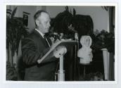 Un homme non identifi donnant un discours lors de clbrations en l'honneur de la Mre d'Youville  Saint-Benot en 1968.