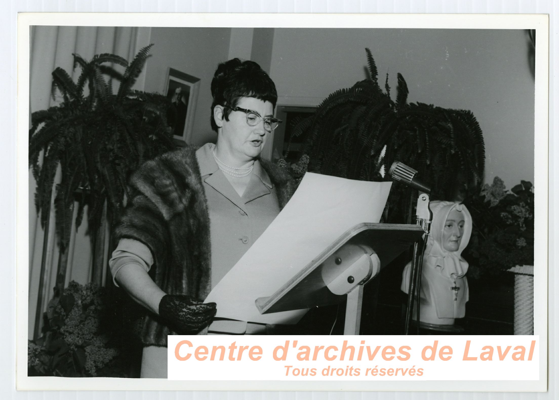 Une femme non identifie donnant un discours lors de clbrations en l'honneur de la Mre d'Youville  Saint-Benot en 1968.