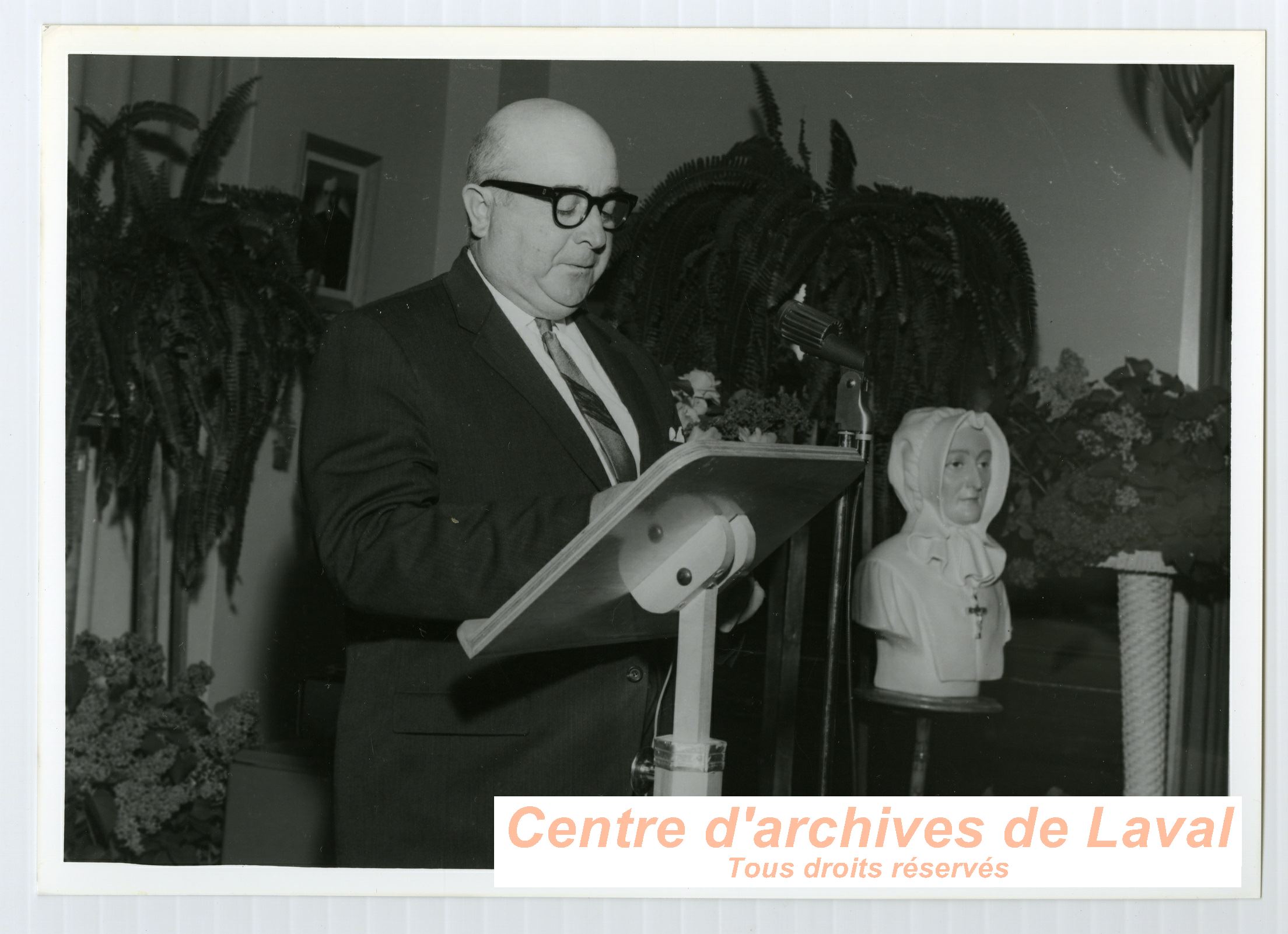 Robert Rochon donnant un discours lors de clbrations en l'honneur de la Mre d'Youville  Saint-Benot en 1968.