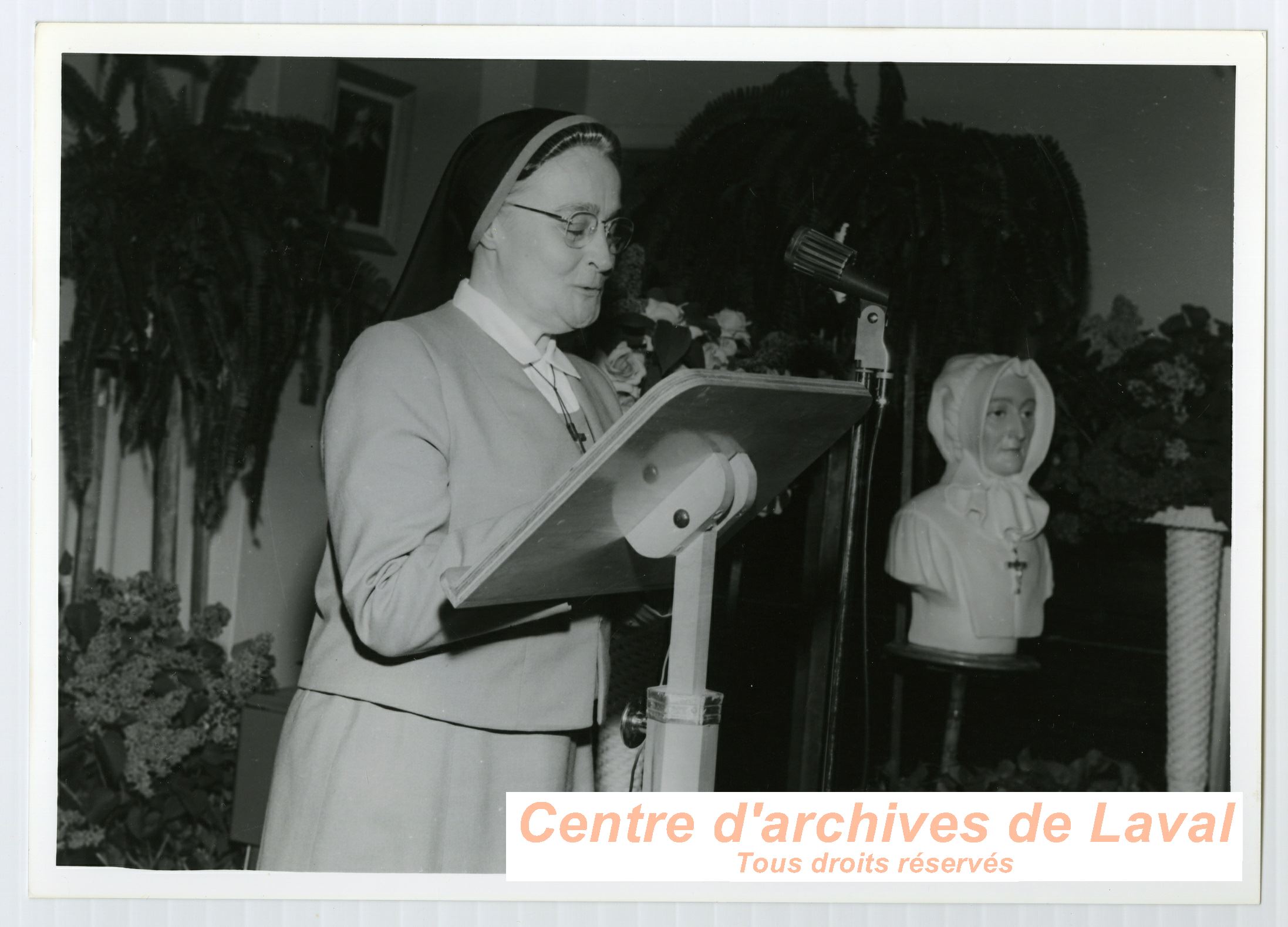 Une religieuse non identifie donnant un discours lors de clbrations en l'honneur de la Mre d'Youville  Saint-Benot en 1968.