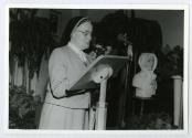Une religieuse non identifie donnant un discours lors de clbrations en l'honneur de la Mre d'Youville  Saint-Benot en 1968.