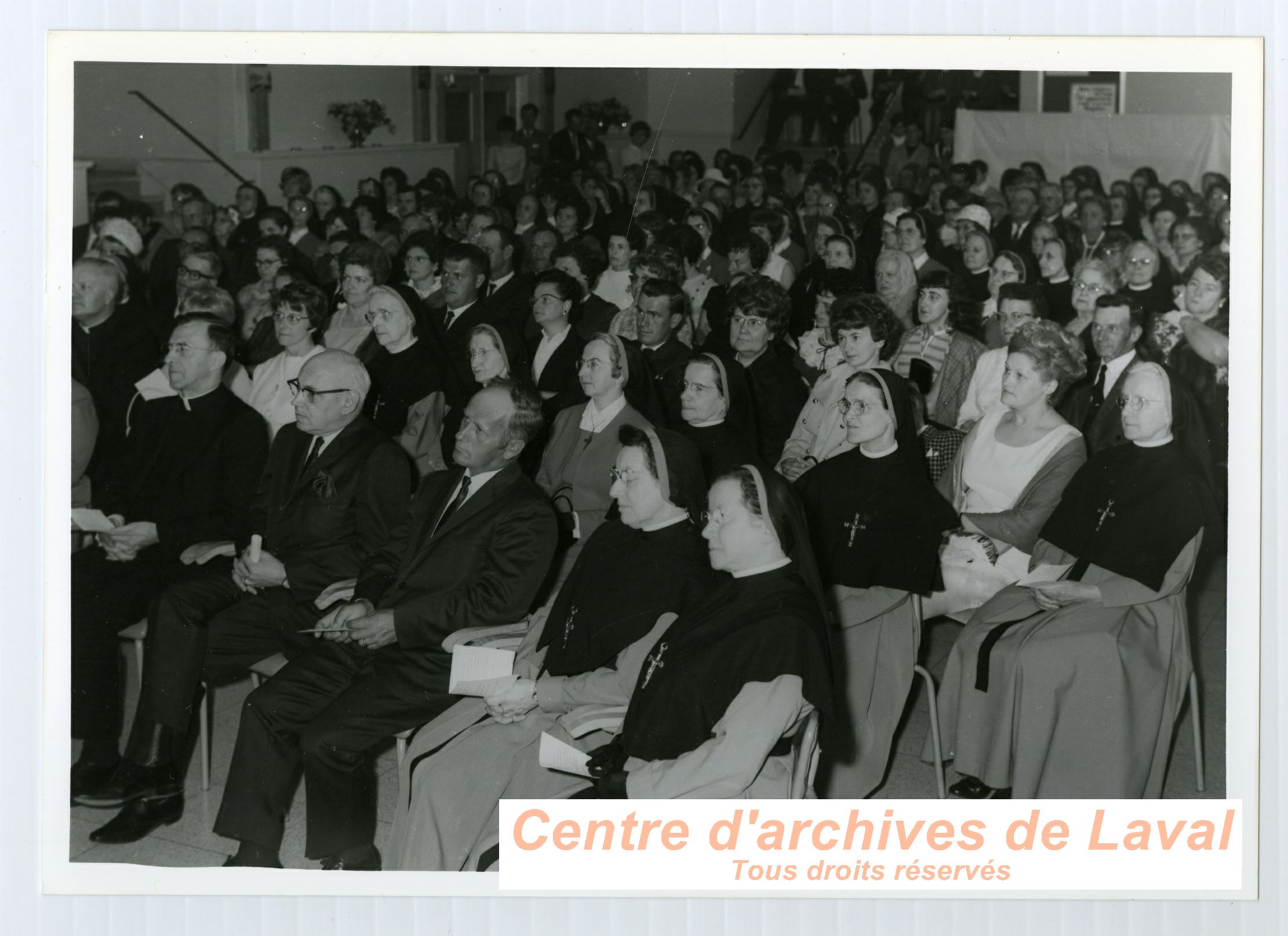 La communaut coutant les discours en l'honneur de la Mre d'Youville  Saint-Benot en 1968.