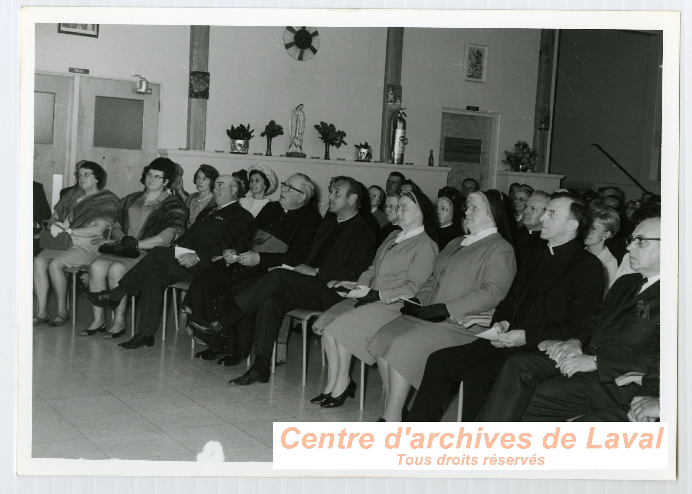 La communaut coutant les discours en l'honneur de la Mre d'Youville  Saint-Benot en 1968.