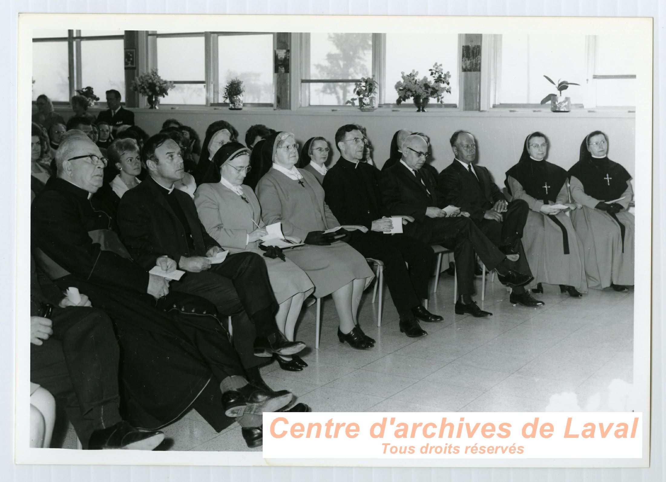 La communaut coutant les discours en l'honneur de la Mre d'Youville  Saint-Benot en 1968.