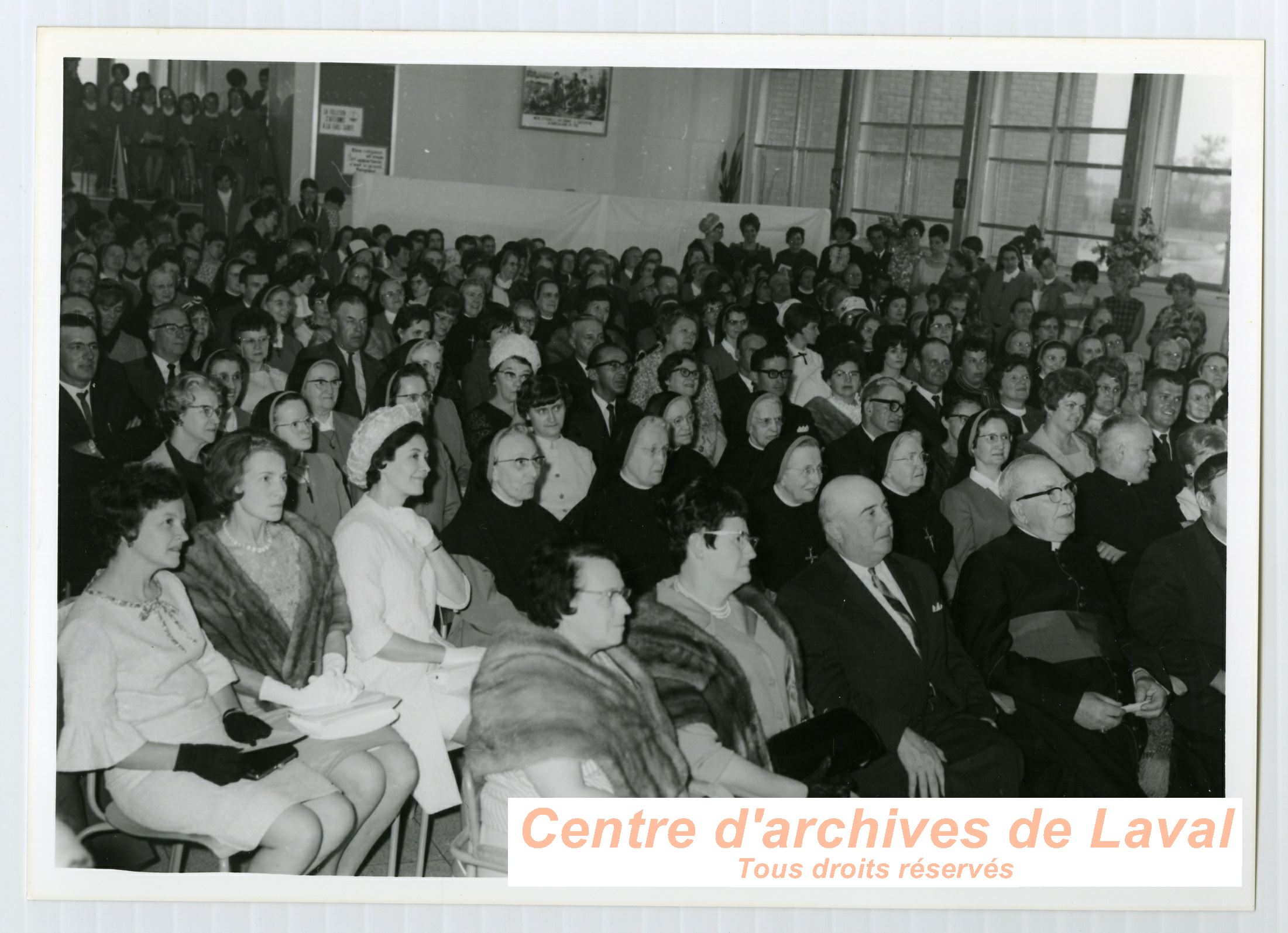 La communaut coutant les discours en l'honneur de la Mre d'Youville  Saint-Benot en 1968.