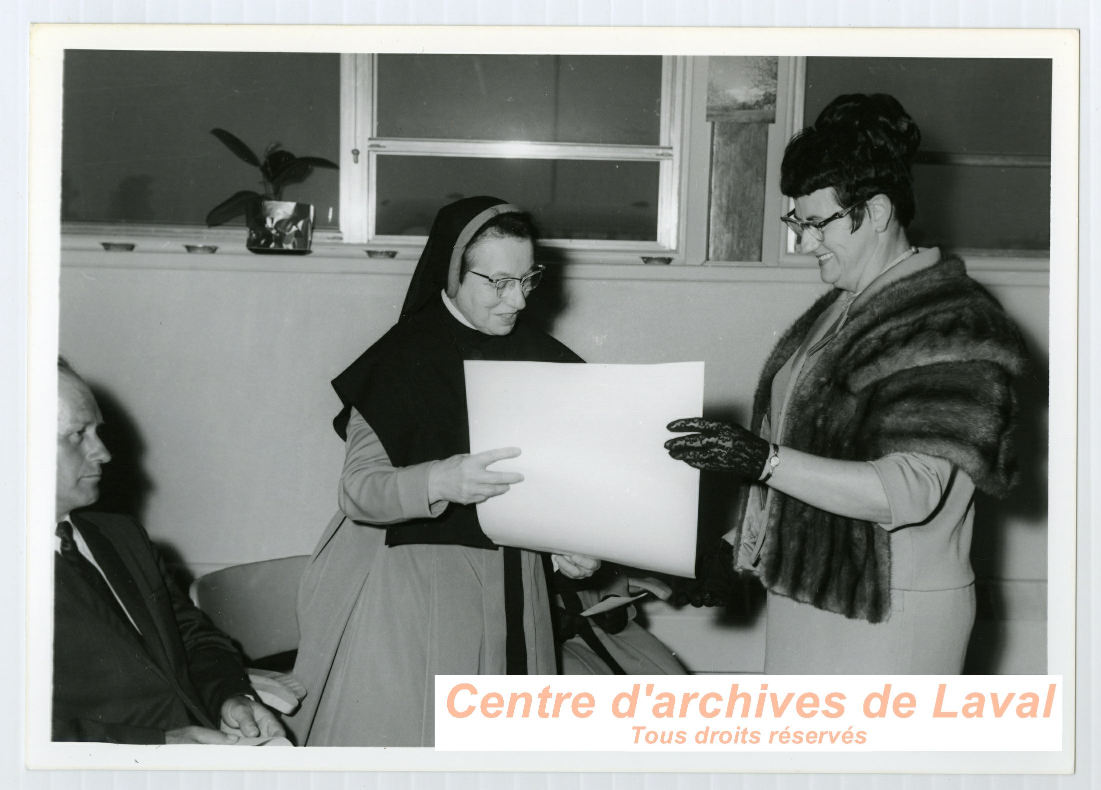 Une religieuse et une femme non identifies lors de clbrations en l'honneur de la Mre d'Youville  Saint-Benot en 1968.