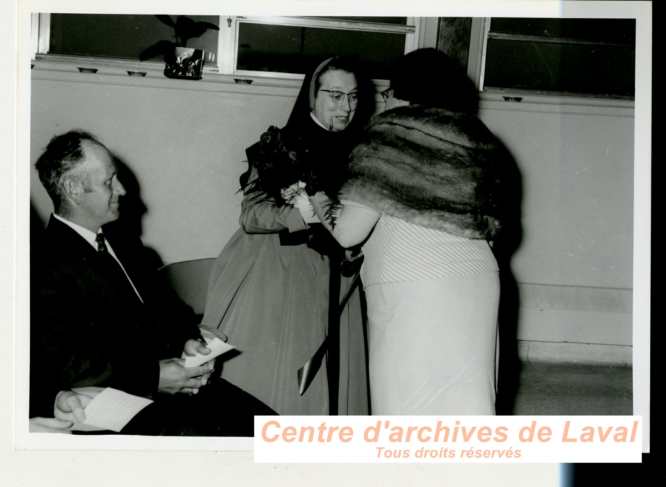 Une religieuse et une femme non identifies lors de clbrations en l'honneur de la Mre d'Youville  Saint-Benot en 1968.