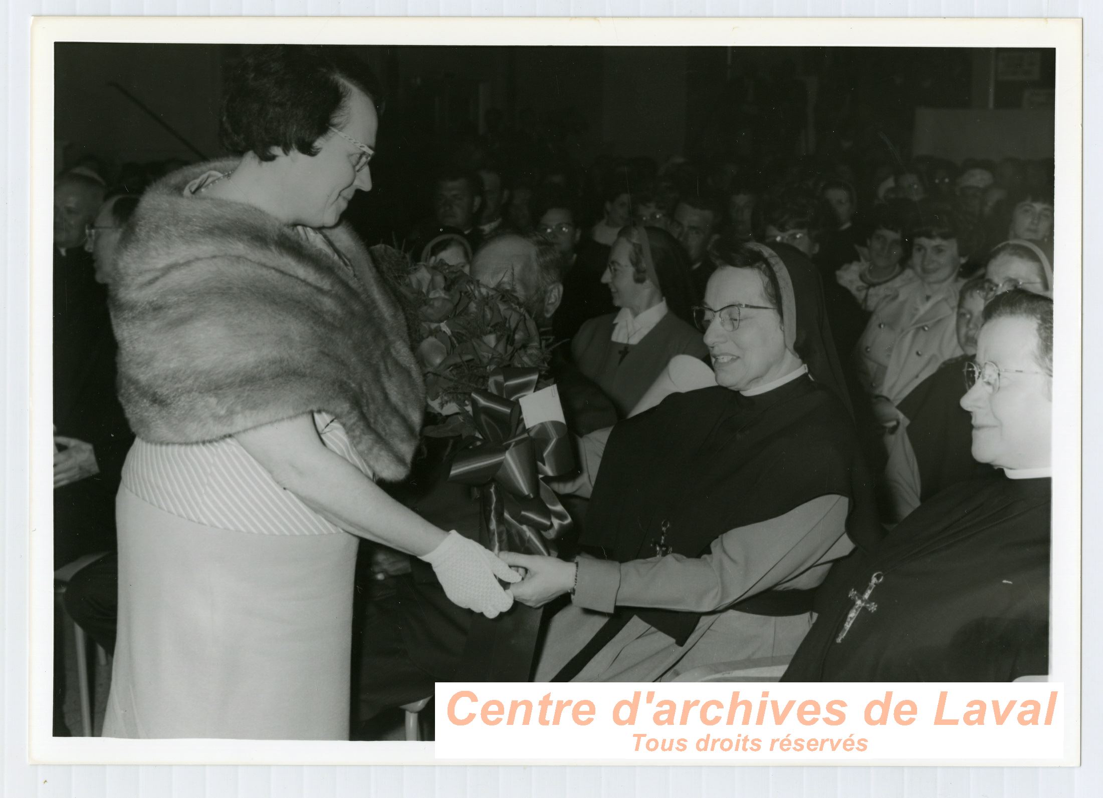 Une religieuse et une femme non identifies lors de clbrations en l'honneur de la Mre d'Youville  Saint-Benot en 1968.