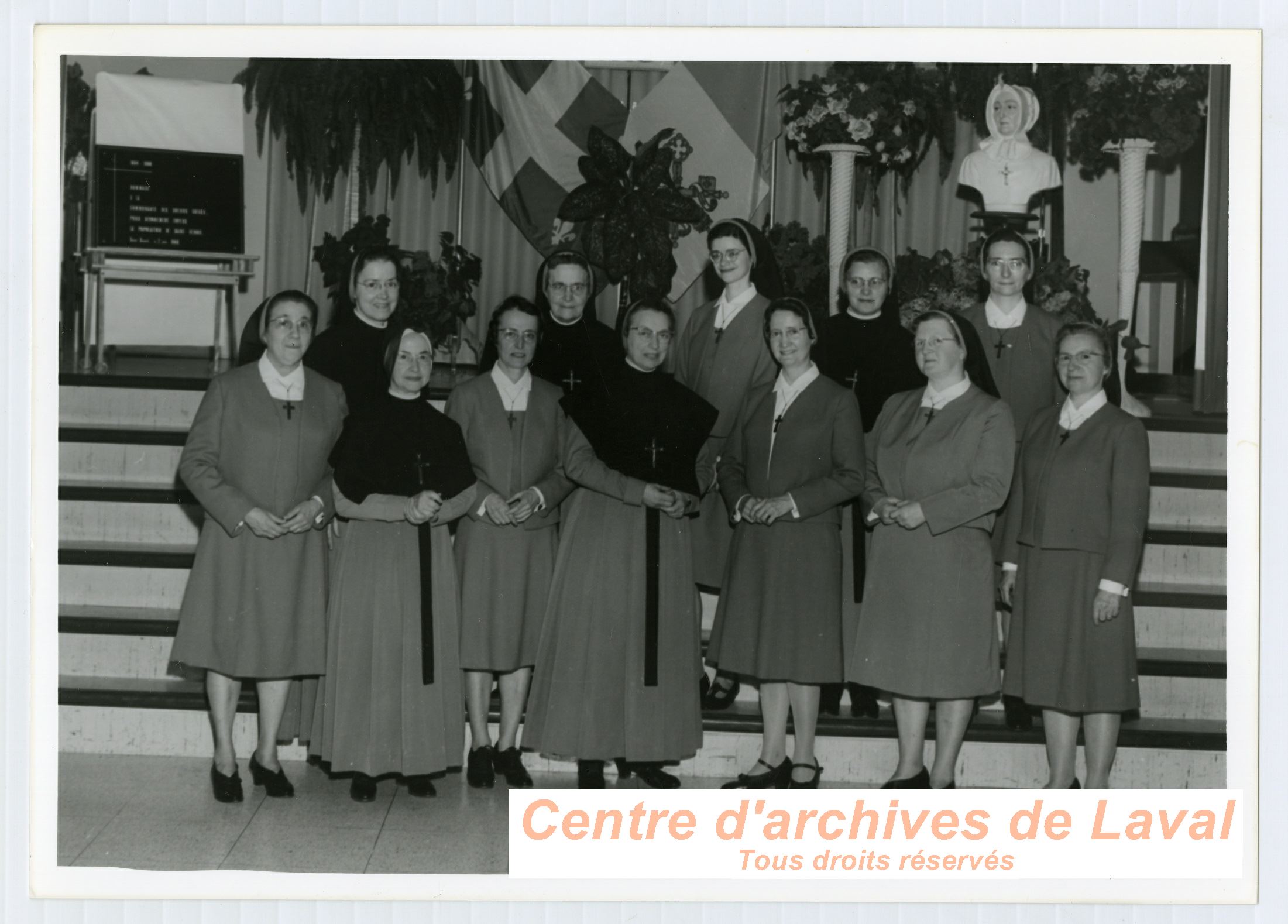 Un groupe de religieuses lors de clbrations en l'honneur de la Mre d'Youville  Saint-Benot en 1968.