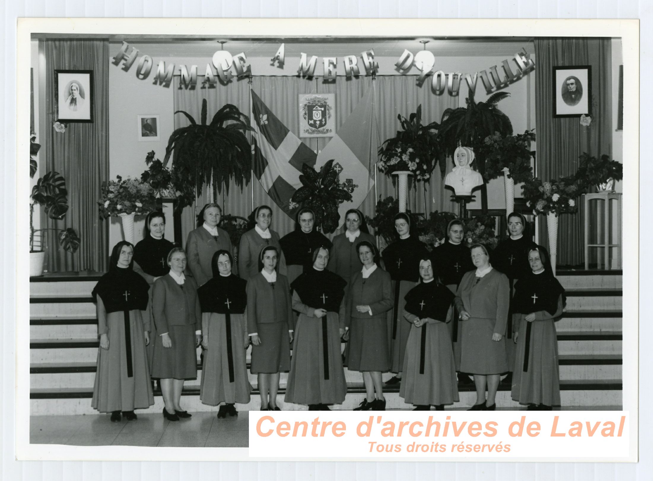 Un groupe de religieuses lors de clbrations en l'honneur de la Mre d'Youville  Saint-Benot en 1968.