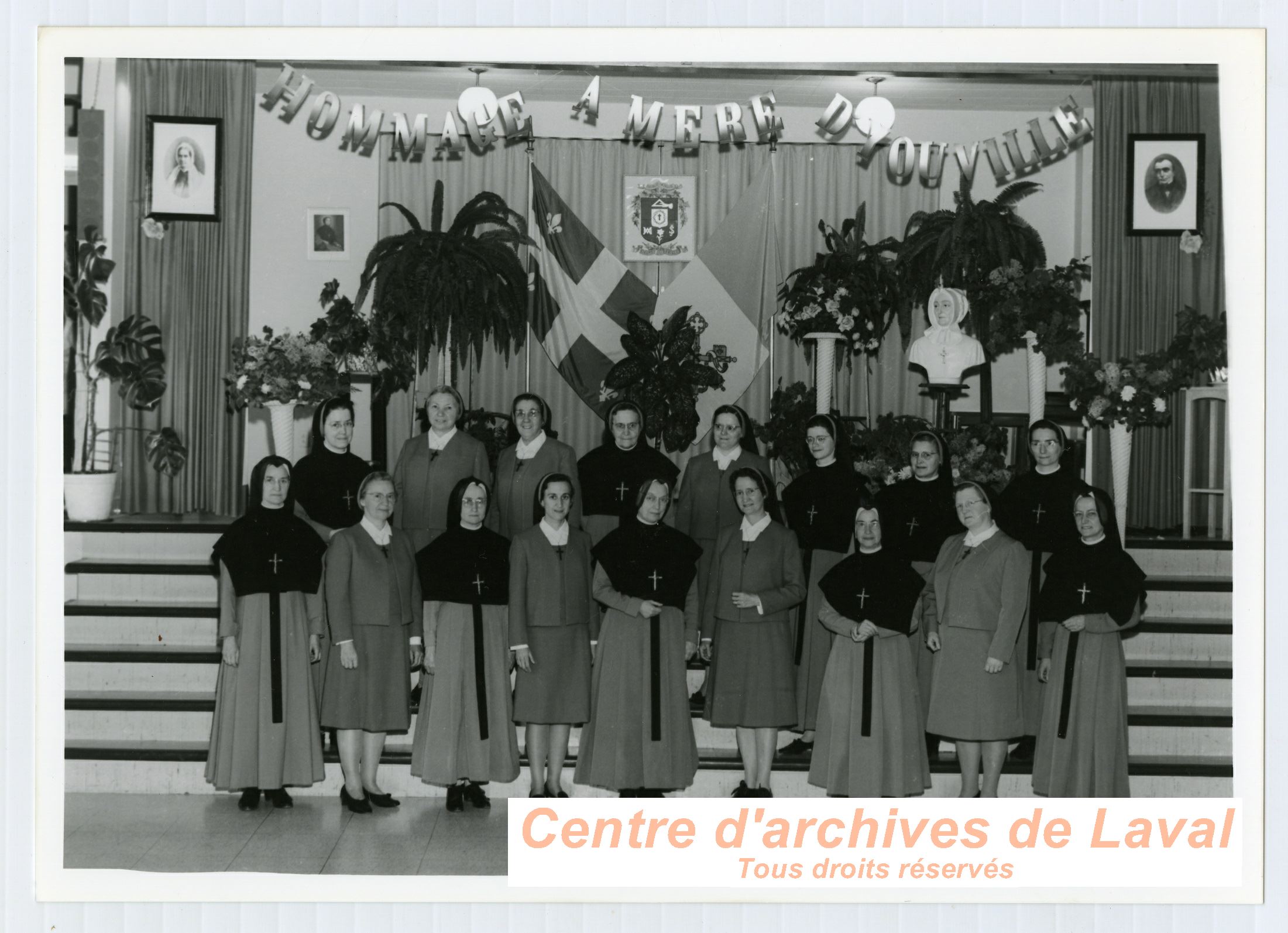 Un groupe de religieuses lors de clbrations en l'honneur de la Mre d'Youville  Saint-Benot en 1968.