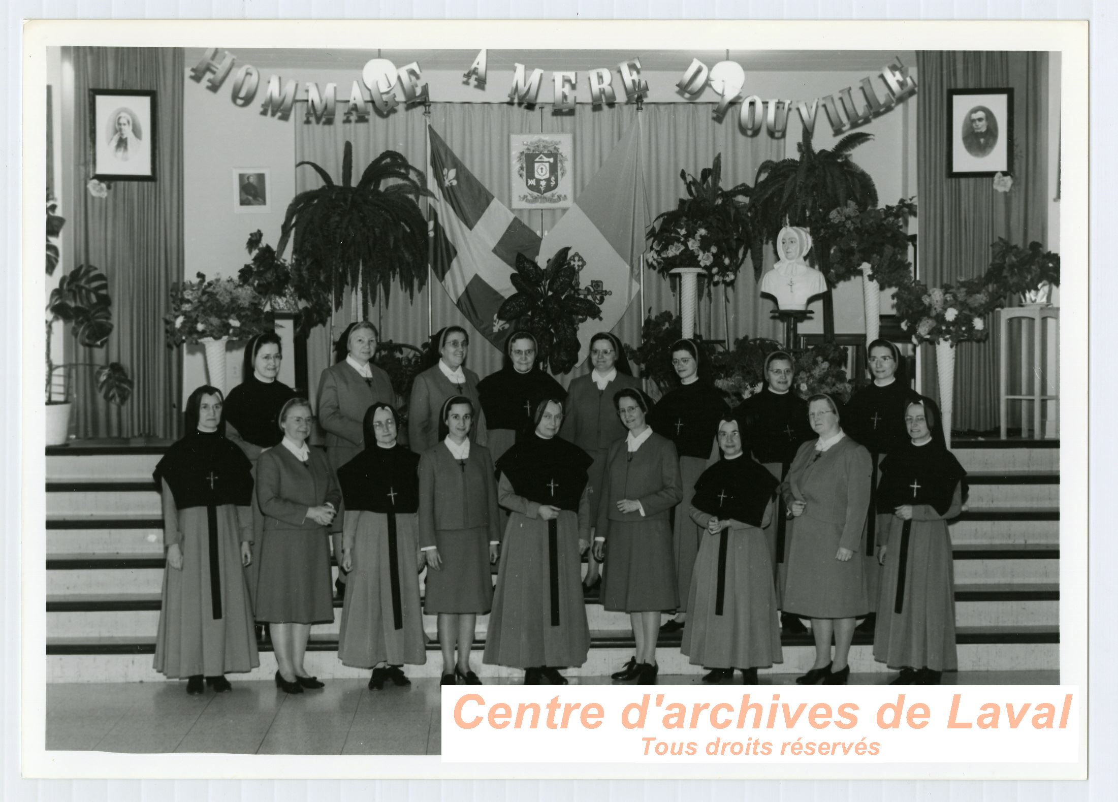 Un groupe de religieuses lors de clbrations en l'honneur de la Mre d'Youville  Saint-Benot en 1968.