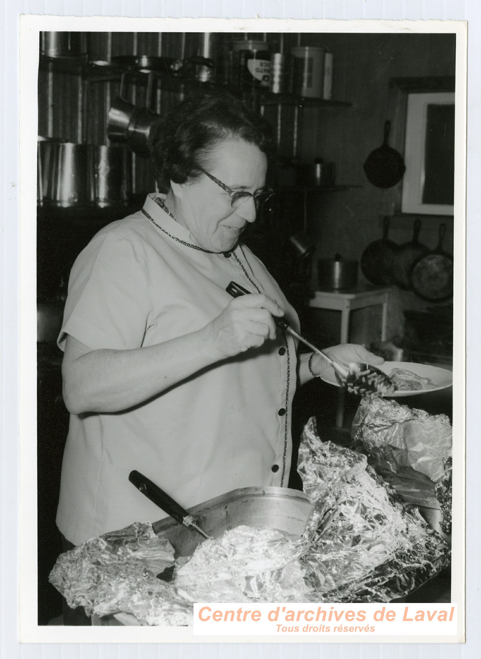 Madame Maurice Lacelle (Thrse Laurin)  la cabane  sucre de Saint-Benot.