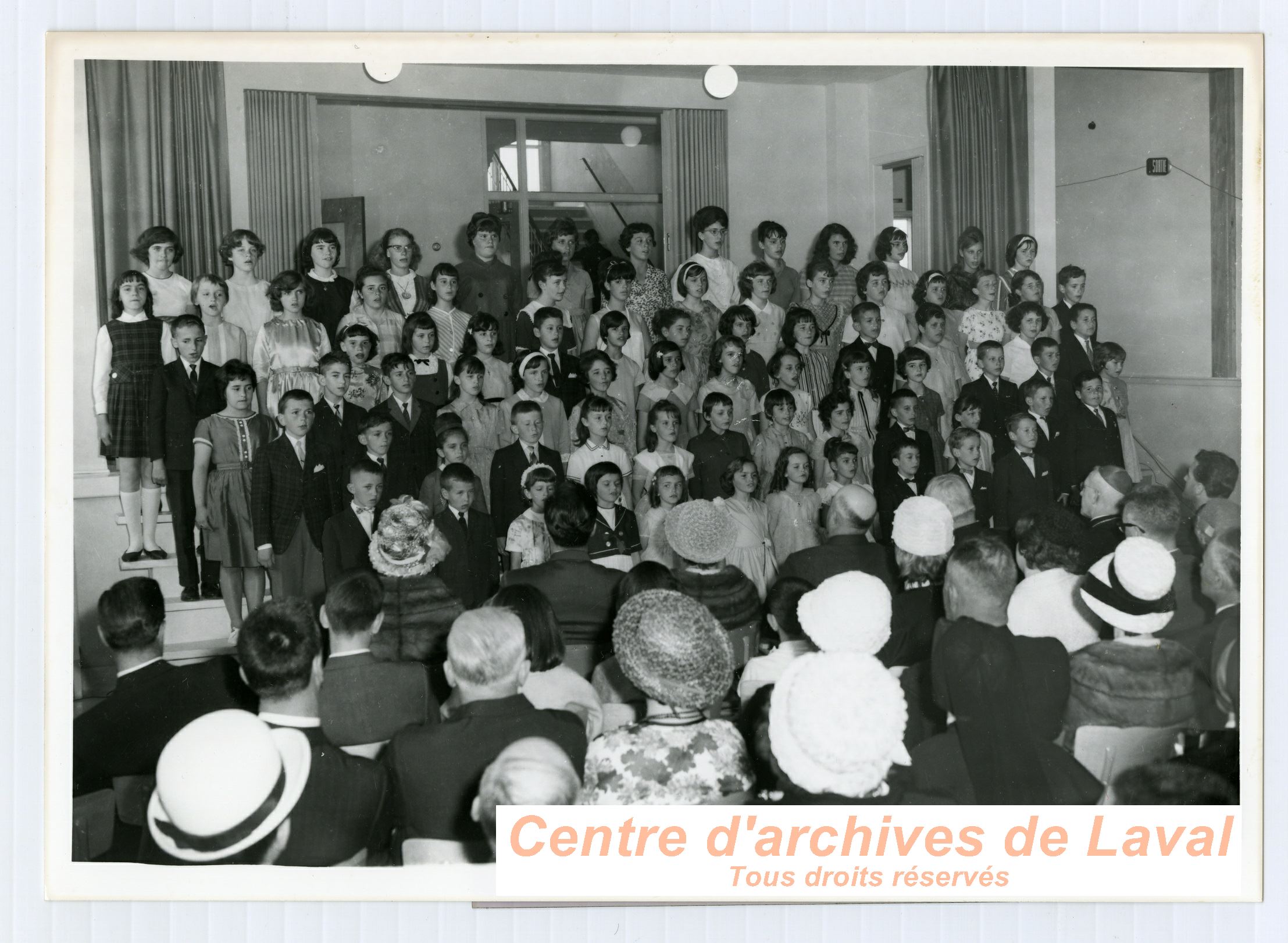 Chorale d'enfant devant un public  Saint-Benot vers 1955.