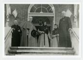 Le cardinal Paul-mile Lger en compagnie du cur Ernest Vaillancourt et de religieuses  lors des clbrations du 100e anniversaire du couvent d'Youville (1854-1954)  Saint-Benot en 1954.