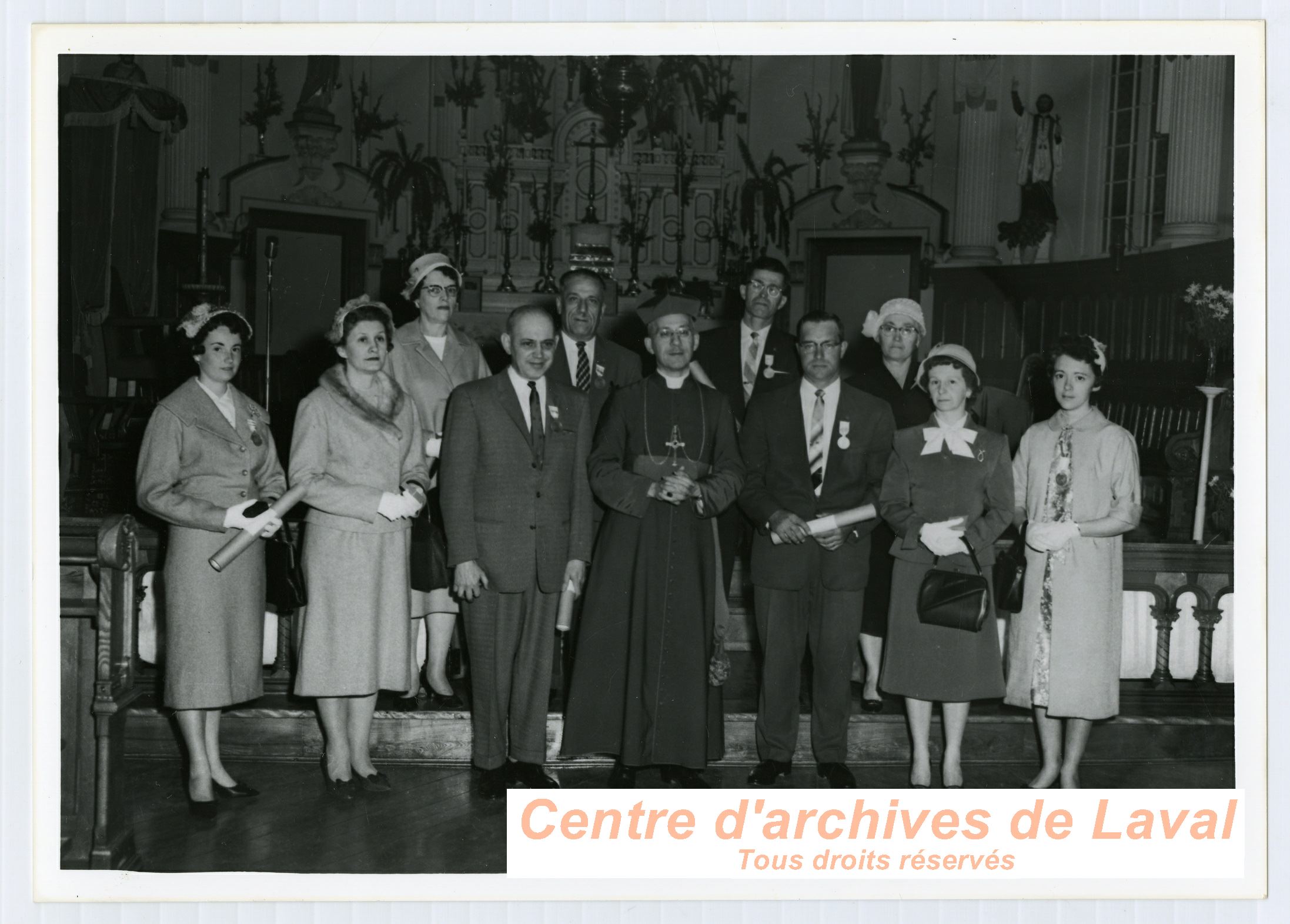 Monseigneur Emilien Frenette (au milieu) lors du 100e anniversaire du couvent d'Youville (1854-1954)  Saint-Benot en 1954.