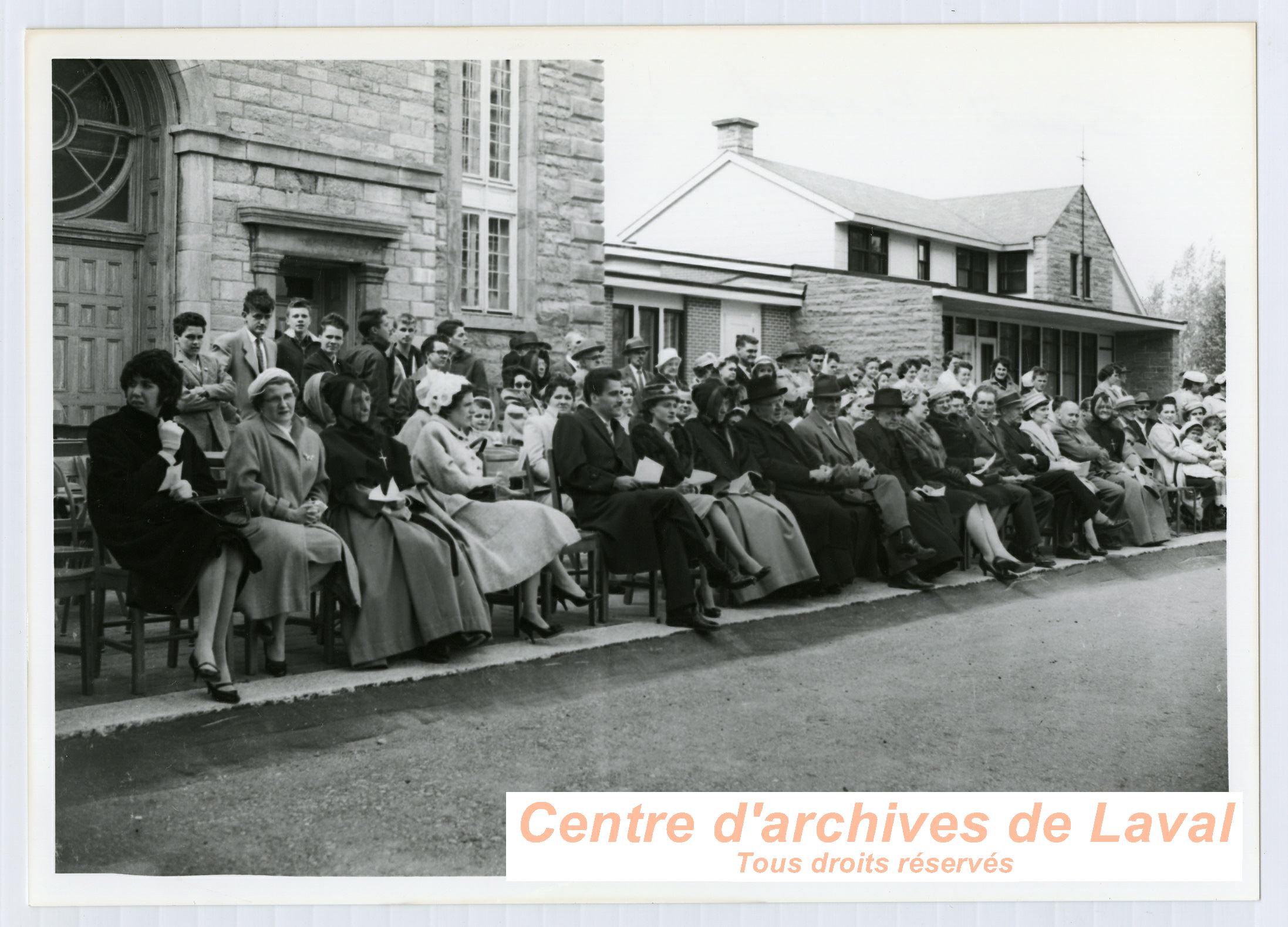 Habitants de Saint-Benot lors du 100e anniversaire du couvent d'Youville (1854-1954)  Saint-Benot en 1954.