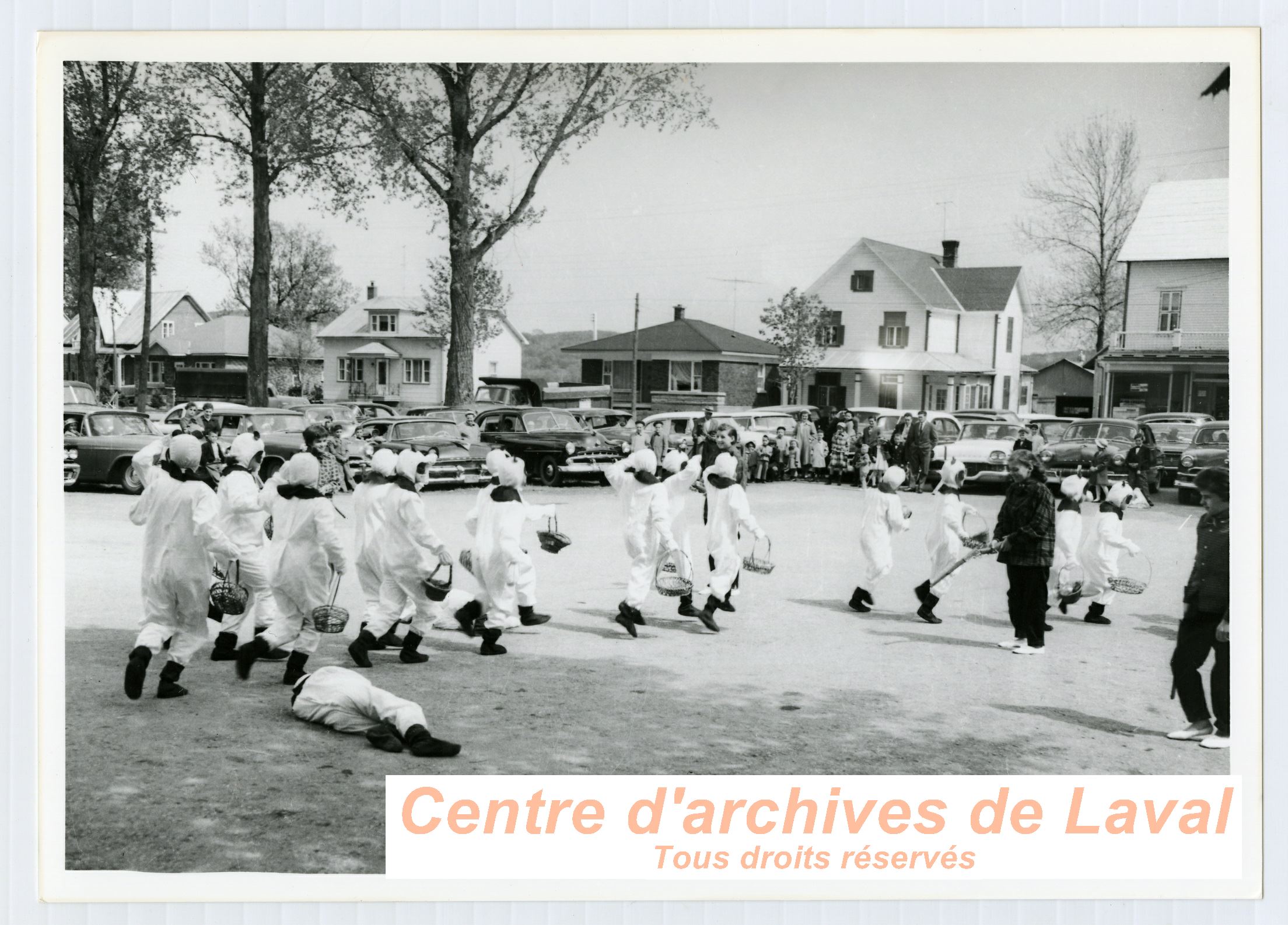 Groupe d'enfants en costume lors des clbrations du 100e anniversaire du couvent d'Youville (1854-1954)  Saint-Benot en 1954.