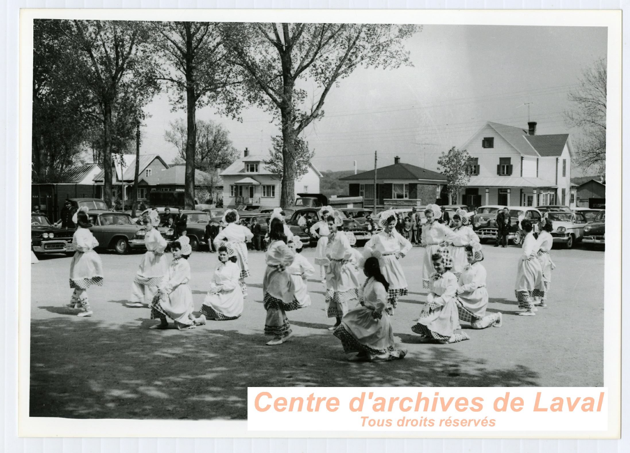 Jeunes femmes en costume lors des clbrations du 100e anniversaire du couvent d'Youville (1854-1954)  Saint-Benot en 1954.