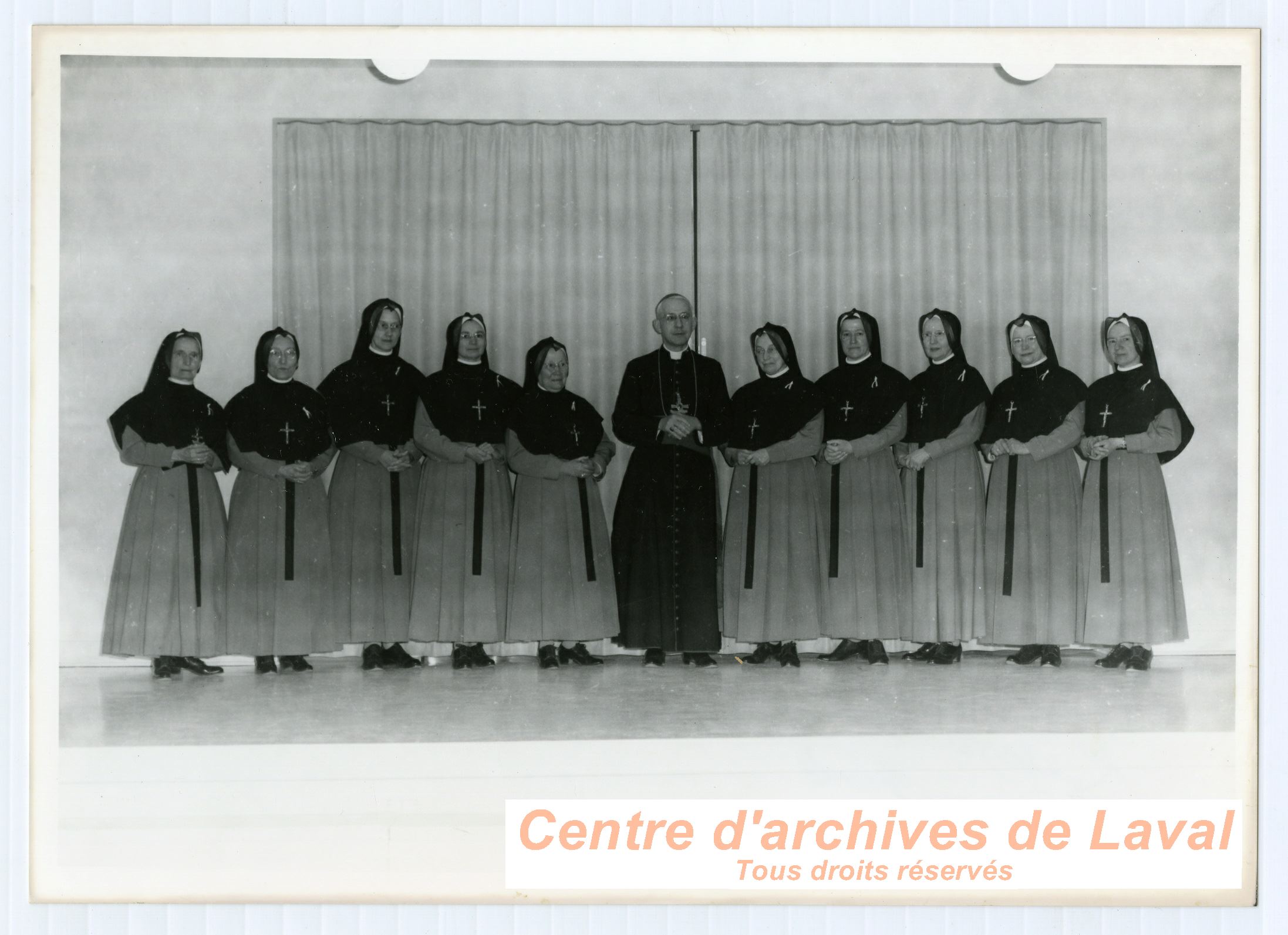 Monseigneur Emilien Frennette en compagnie de religieuses lors du vnement  Saint-Benot veres 1960.