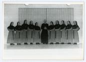 Monseigneur Emilien Frennette en compagnie de religieuses lors du vnement  Saint-Benot veres 1960.