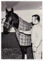 Le conducteur de course sous harnais Gilles Lachance accompagn d'un de ses chevaux de course  Saint-Benot en 1969.