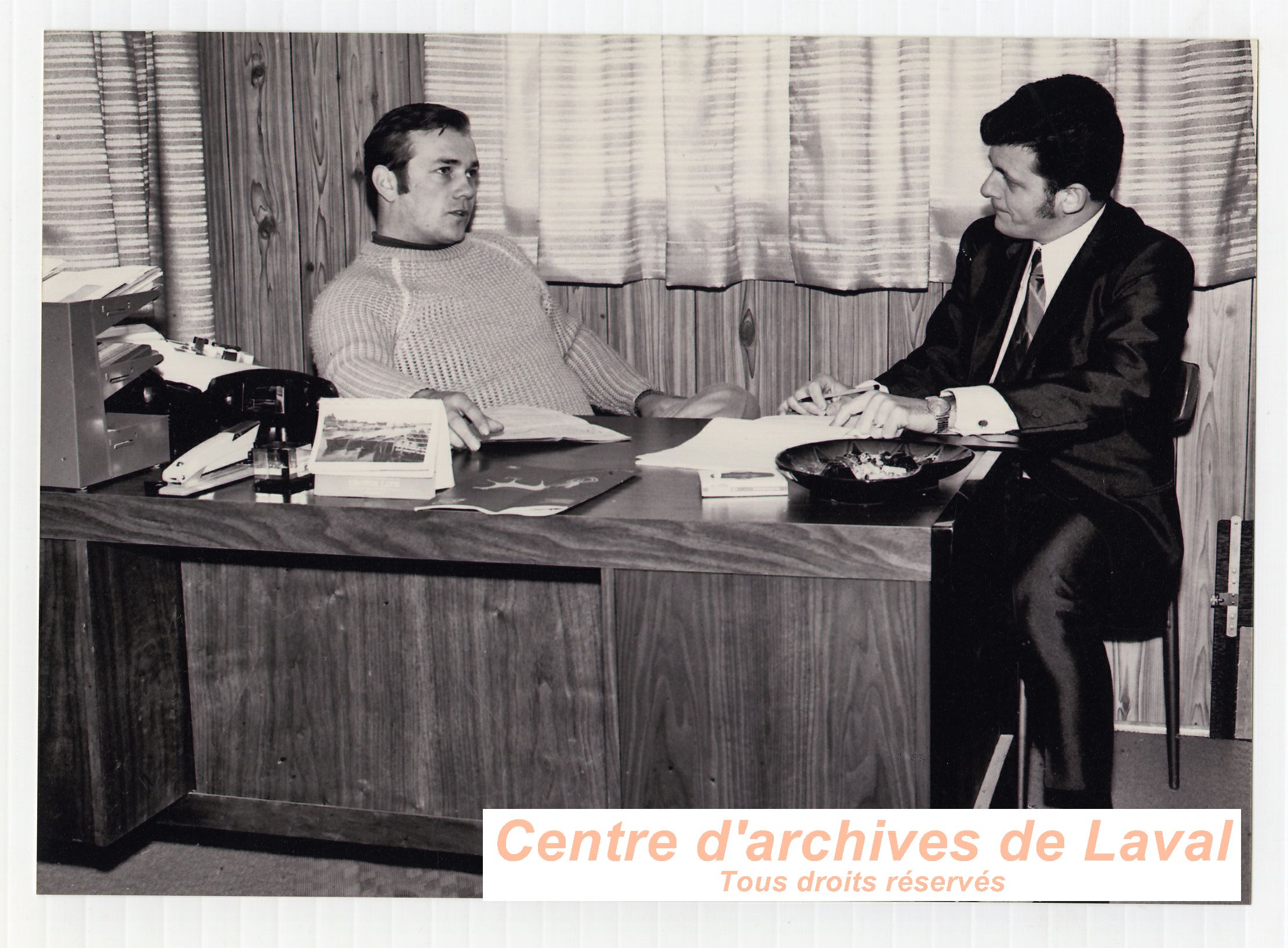 Gilles Lachance ( gauche) en compagnie d'un homme non identifi  Saint-Benot en 1969.