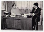 Gilles Lachance ( gauche) en compagnie d'un homme non identifi  Saint-Benot en 1969.